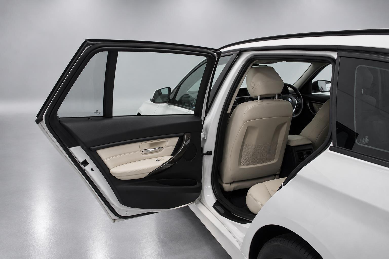 BMW 3 Series view 26