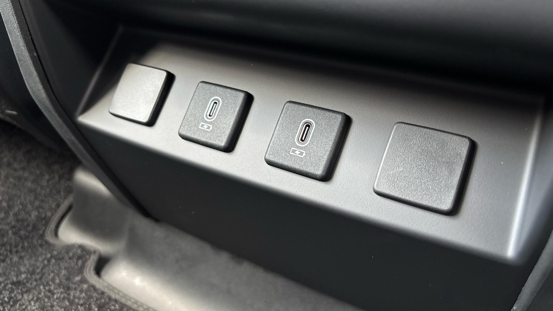 Land Rover Defender view 41