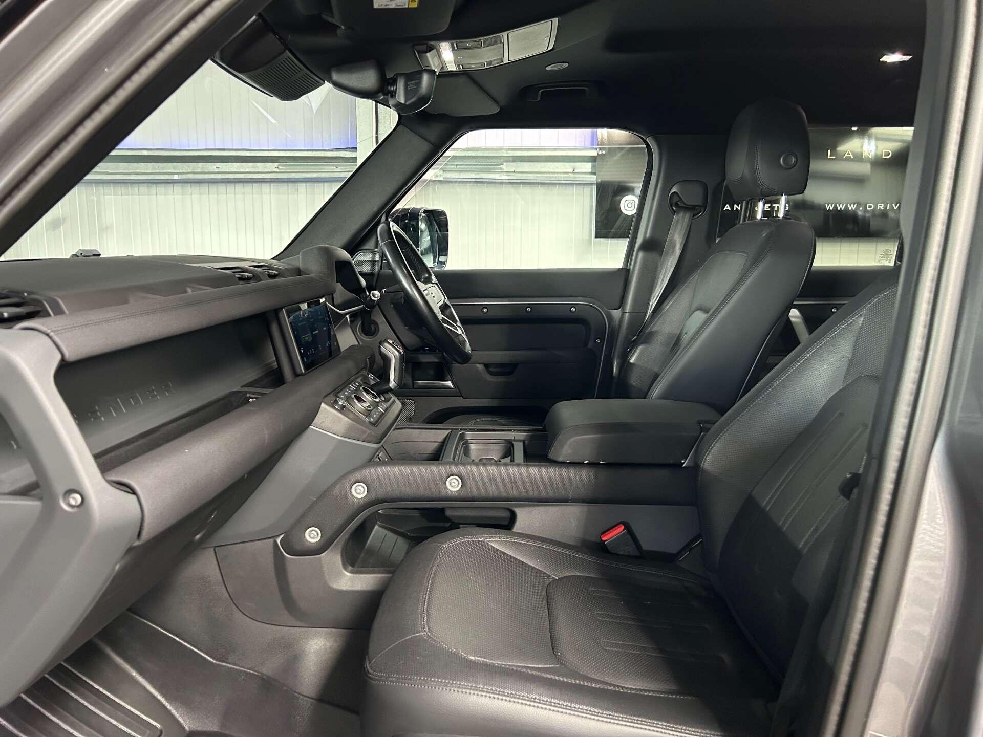 Land Rover Defender 110 view 37