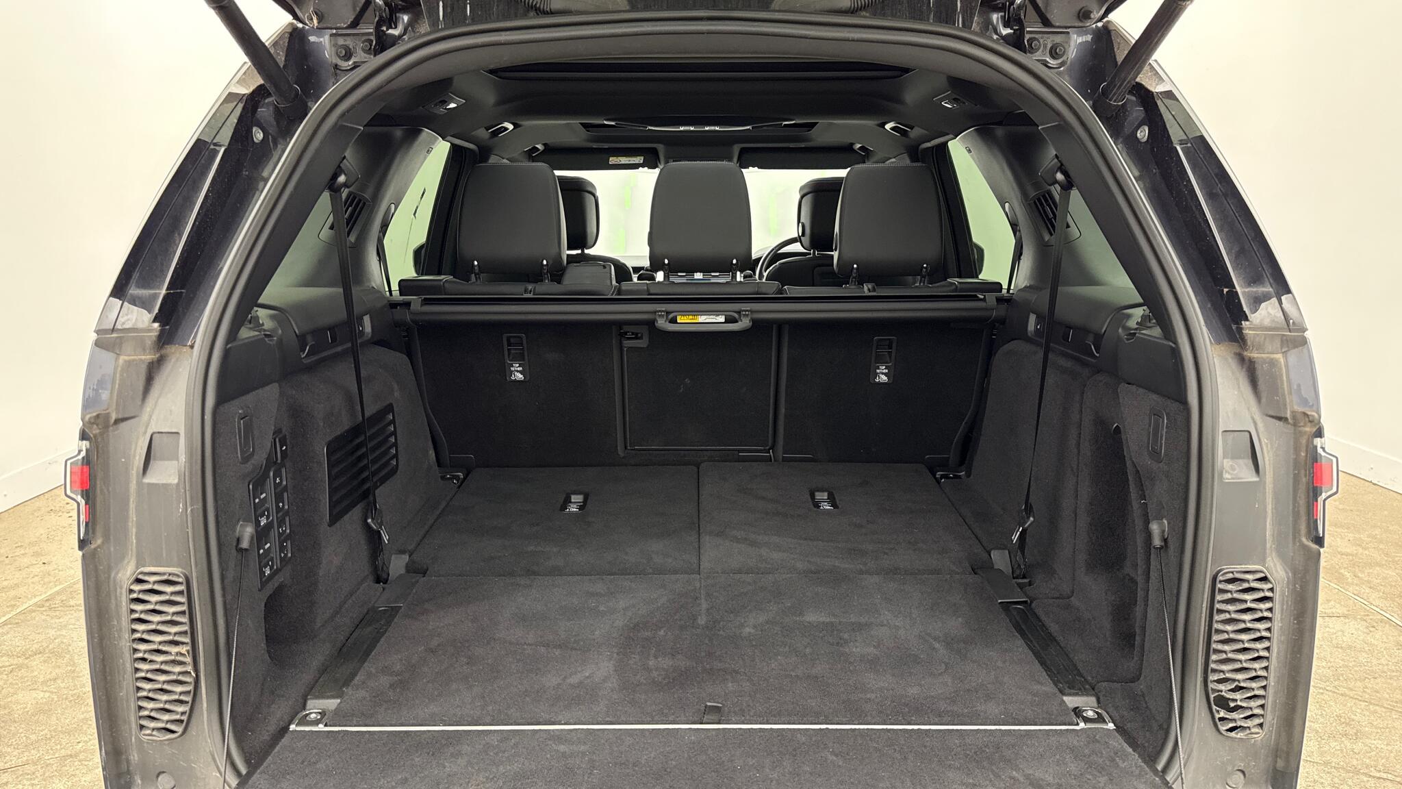 Land Rover Discovery view 10