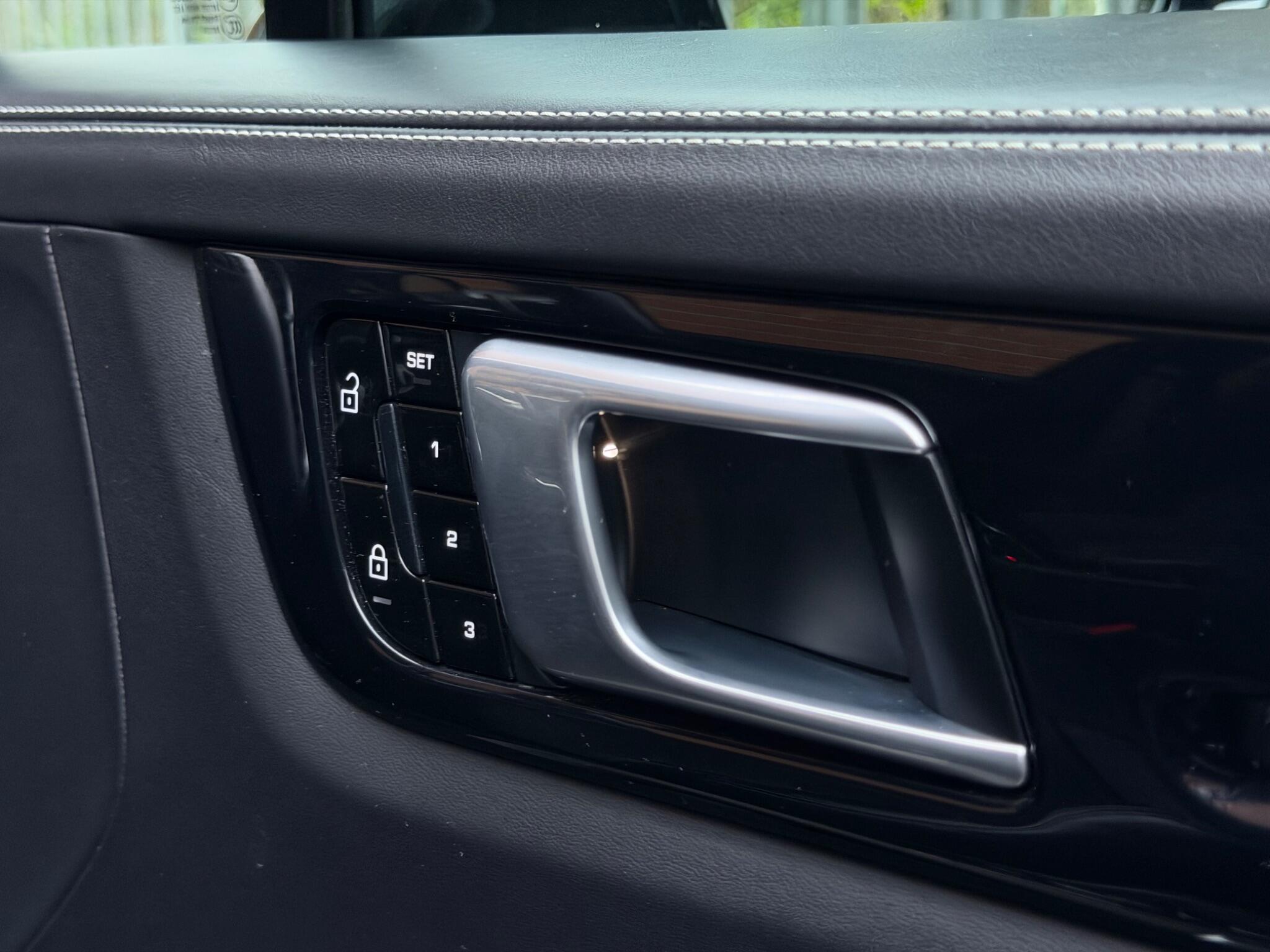 Porsche Cayenne view 36