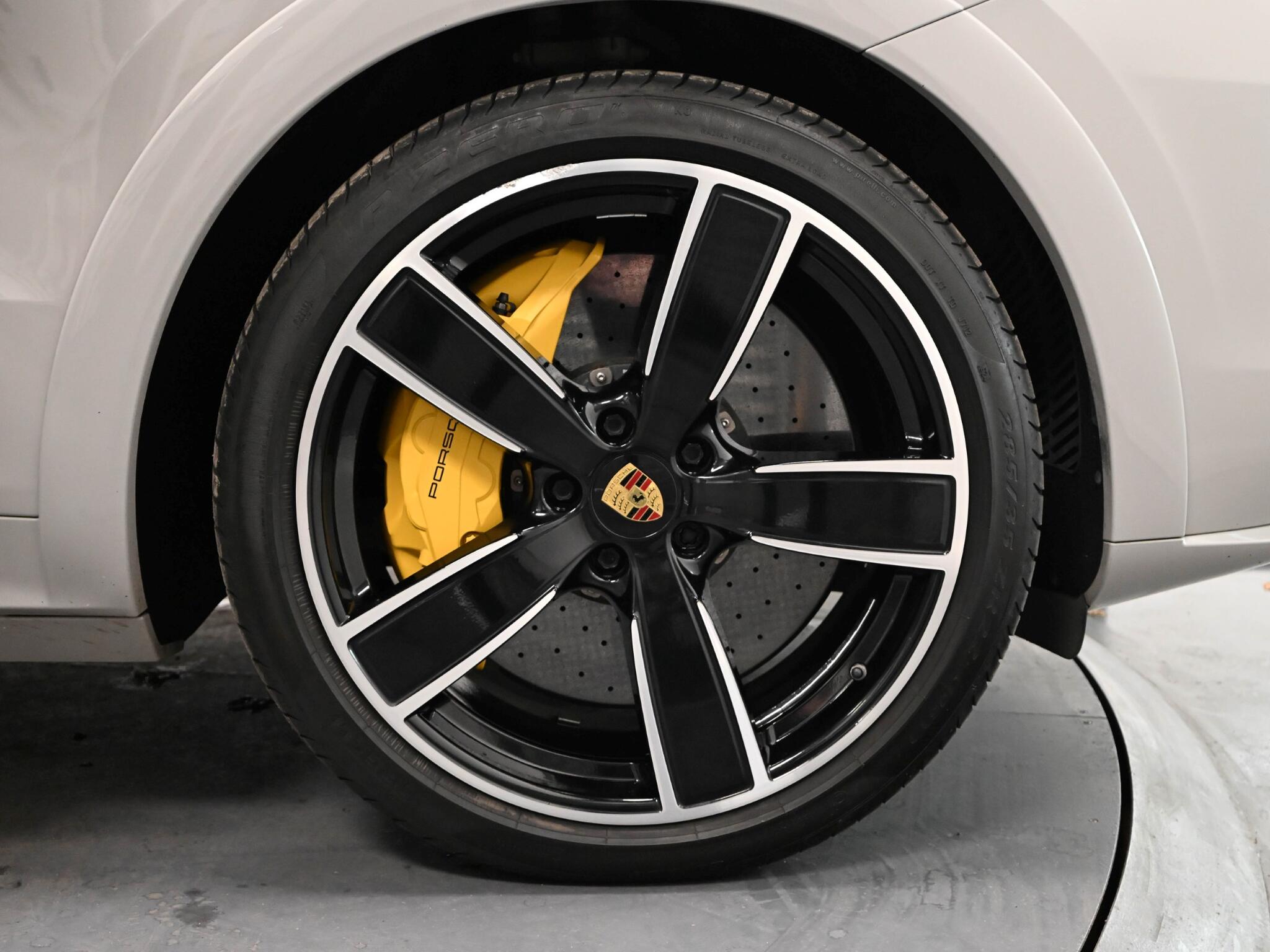 Porsche Cayenne view 80
