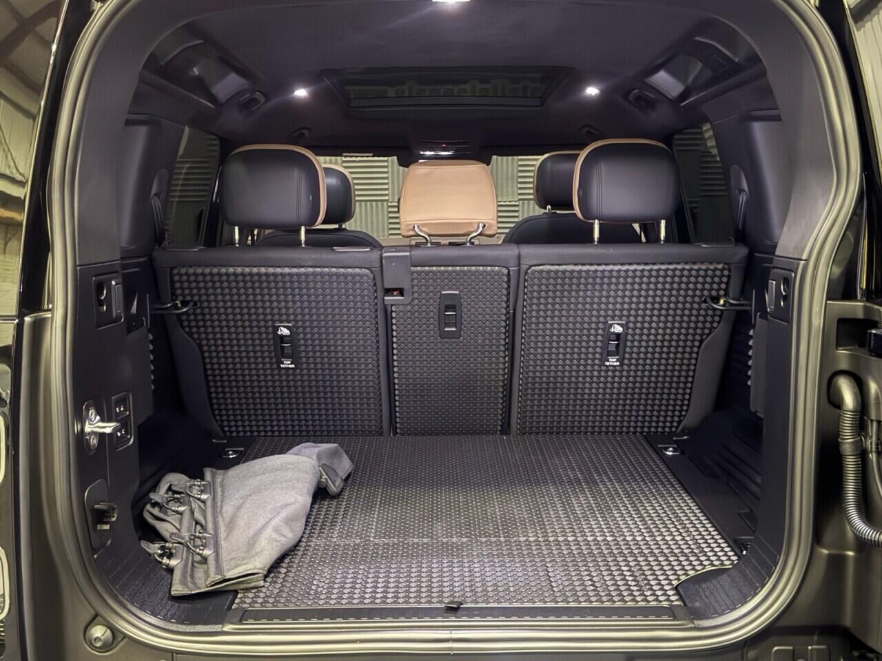 Land Rover Defender 110 view 35