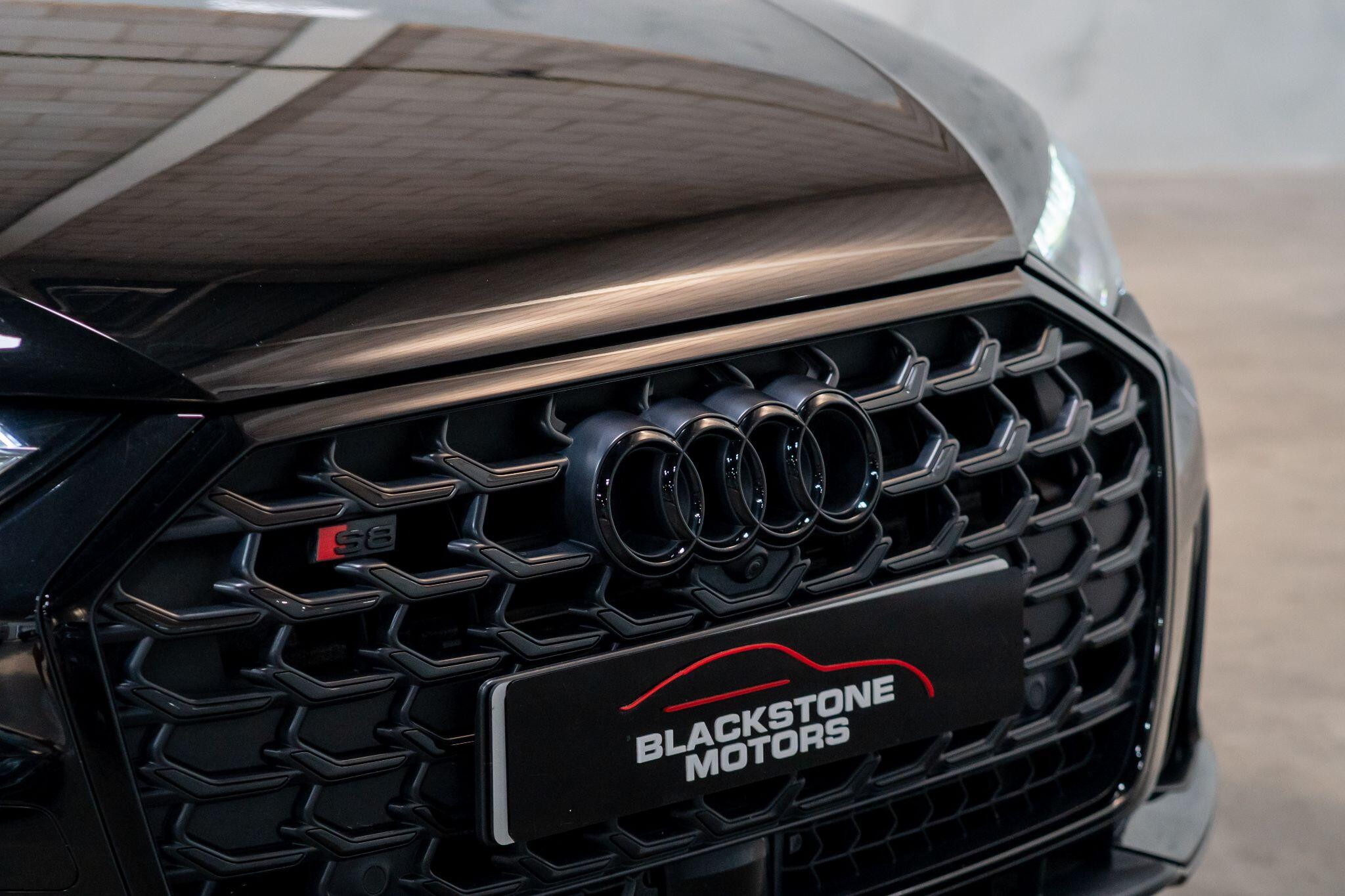 Audi S8 view 44