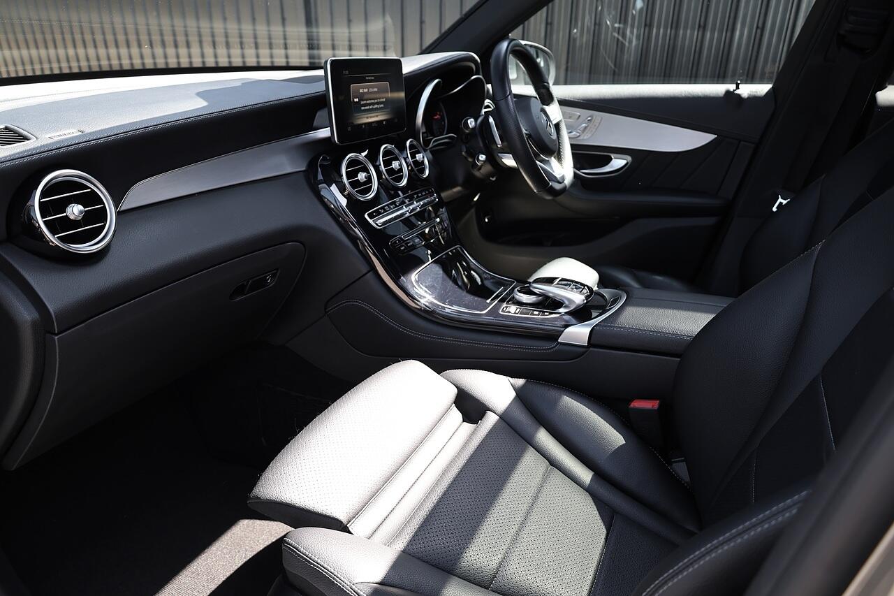 Mercedes-Benz GLC view 3