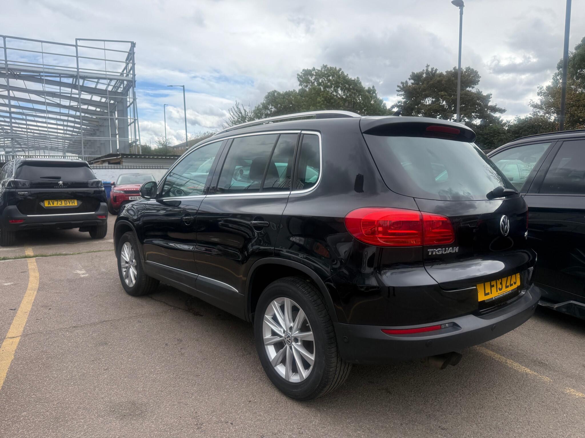 Volkswagen Tiguan view 5