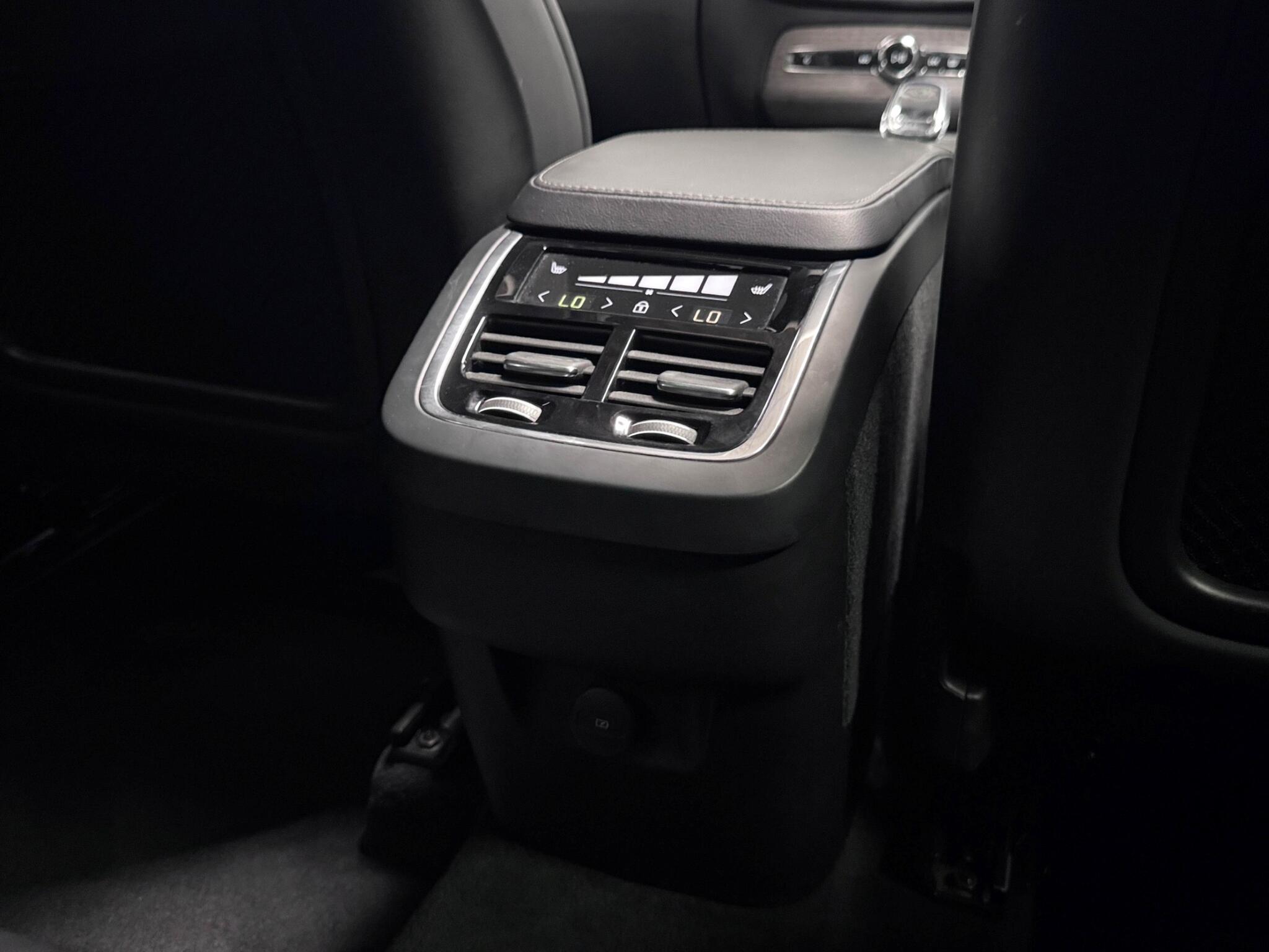 Volvo XC90 view 19