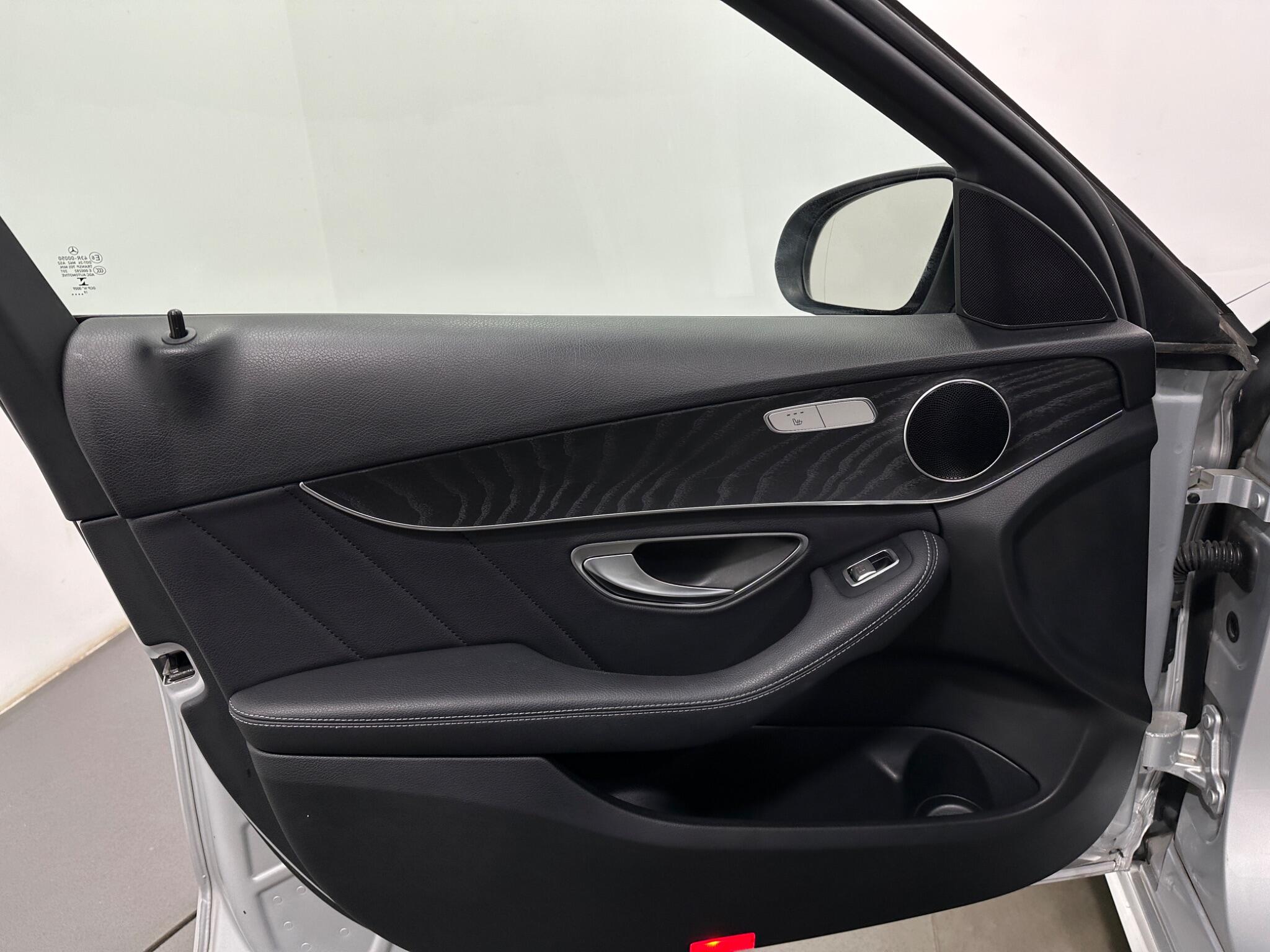Mercedes-Benz C-Class view 37