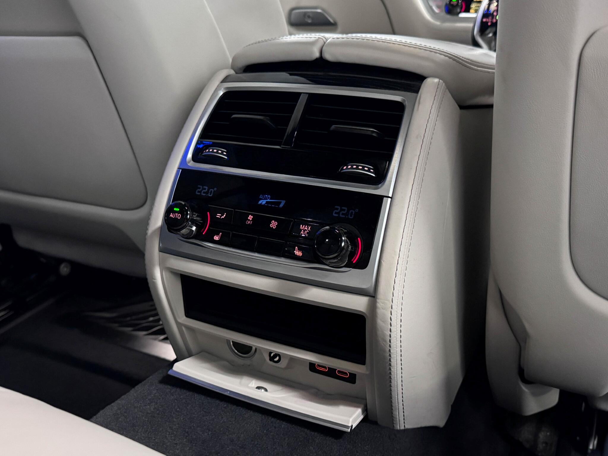 BMW 7 Series view 16