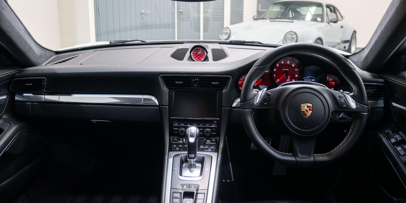 Porsche 911 view 21