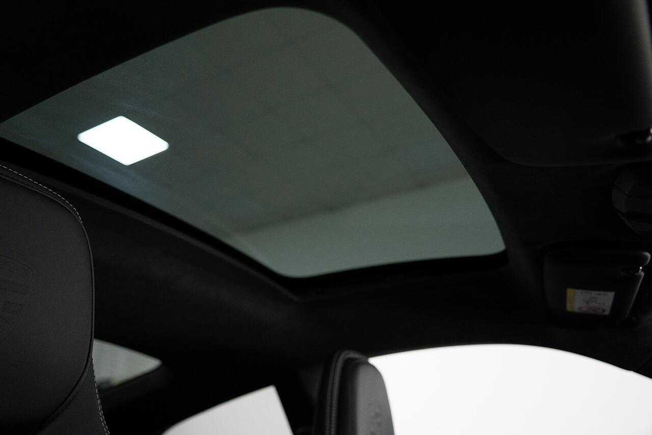 Porsche 911 view 16