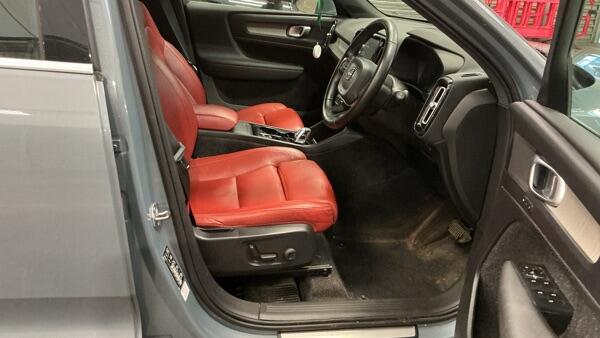 Volvo XC40 view 2