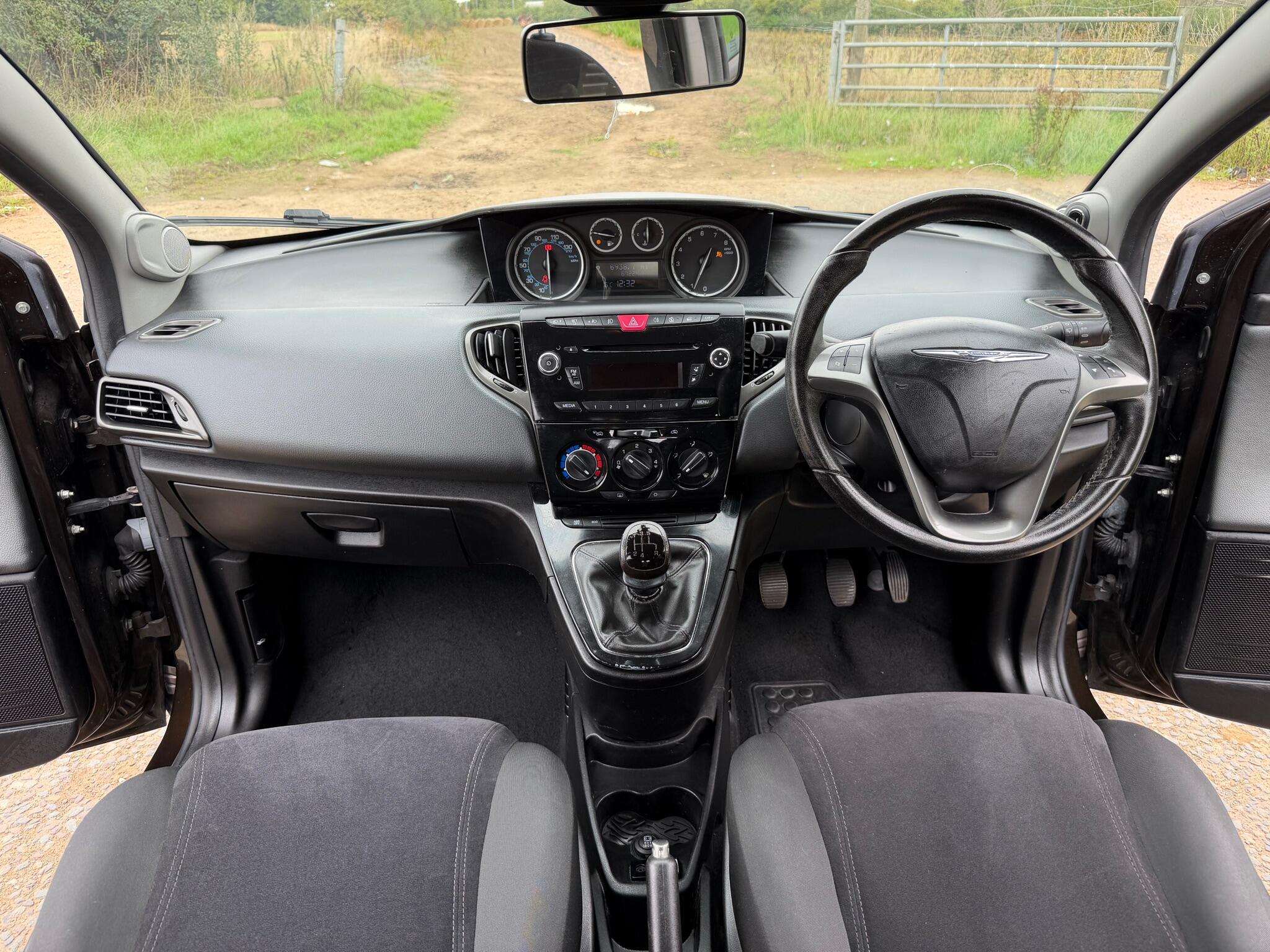 Chrysler Ypsilon view 3