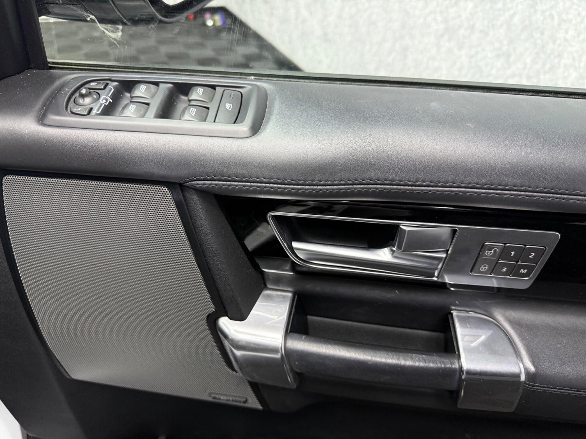 Land Rover Discovery 4 view 18