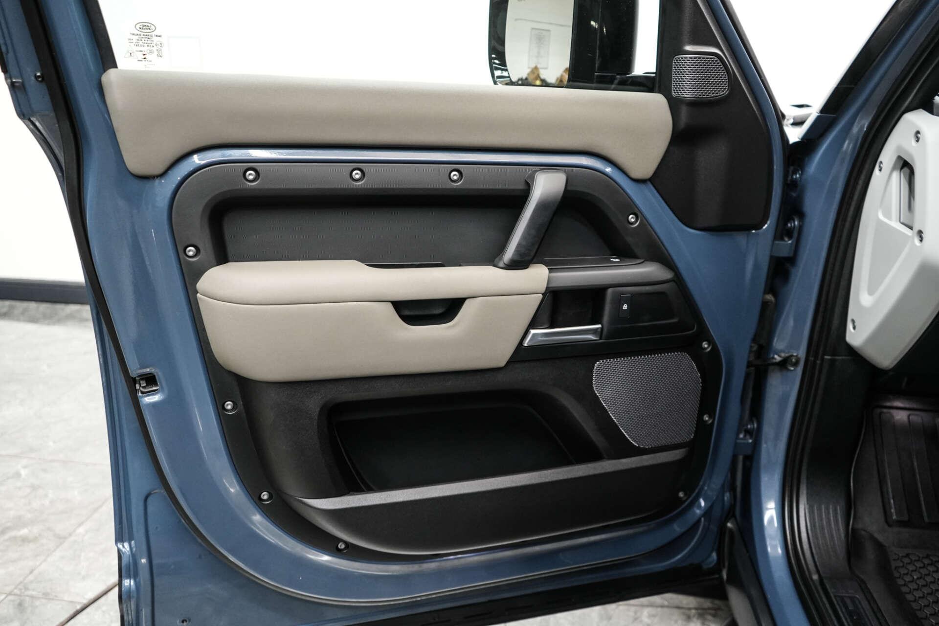 Land Rover Defender view 17