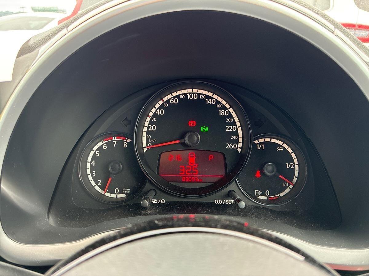 Volkswagen Beetle view 25
