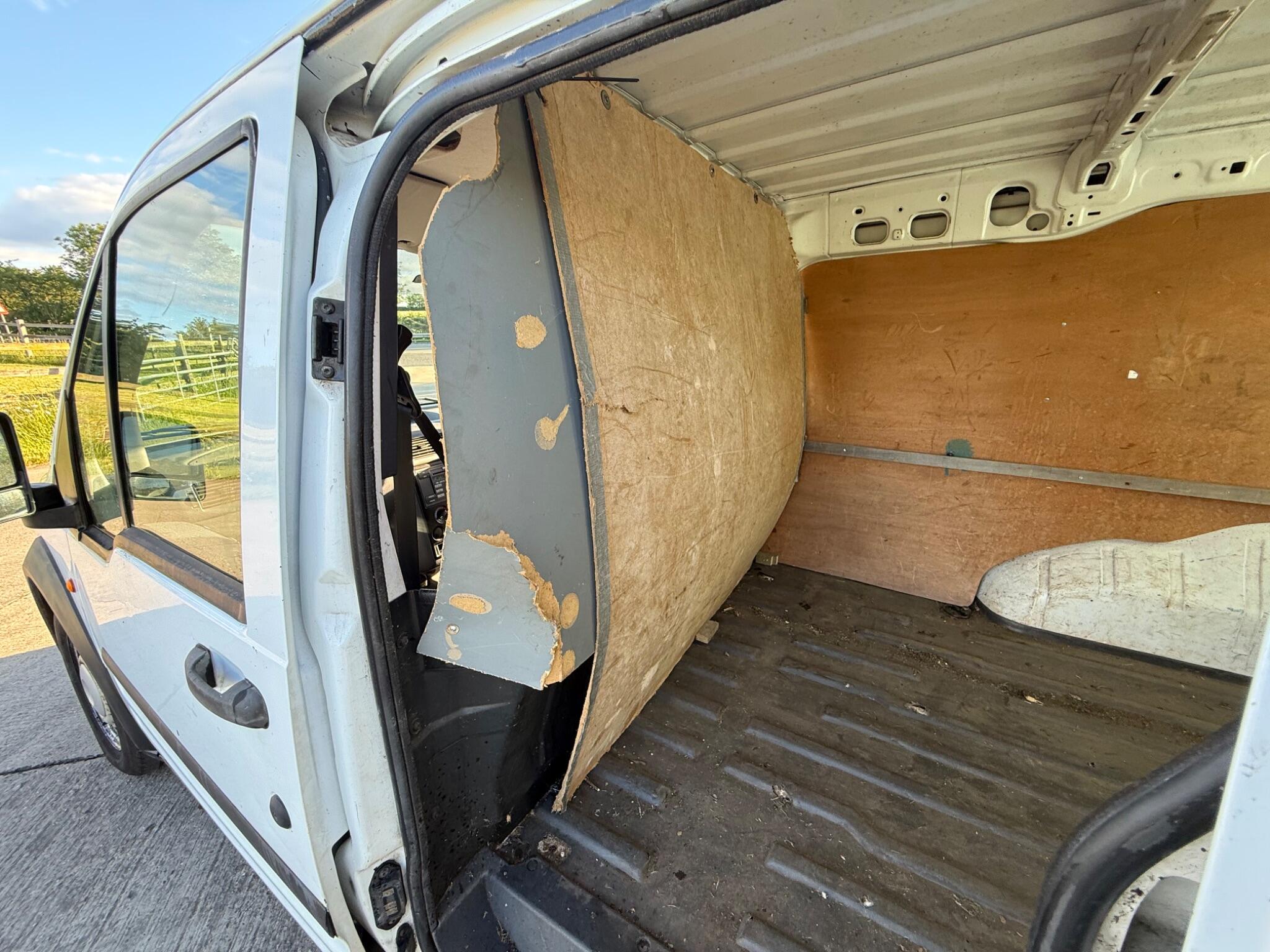 Ford Transit Connect 1.8 TDCi T200 LX L1 H1 4dr — photo 37 of 86