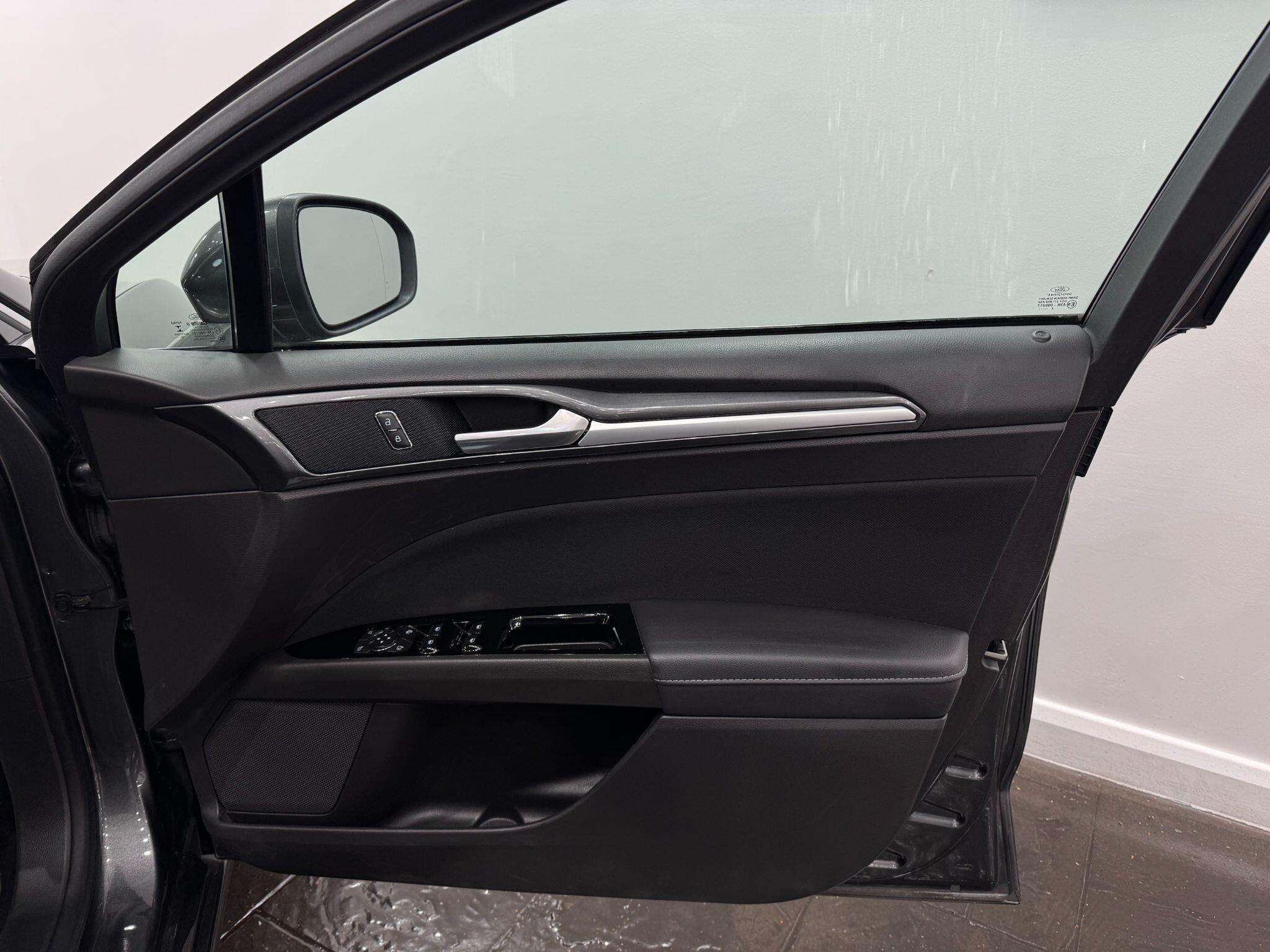 Ford Mondeo view 16