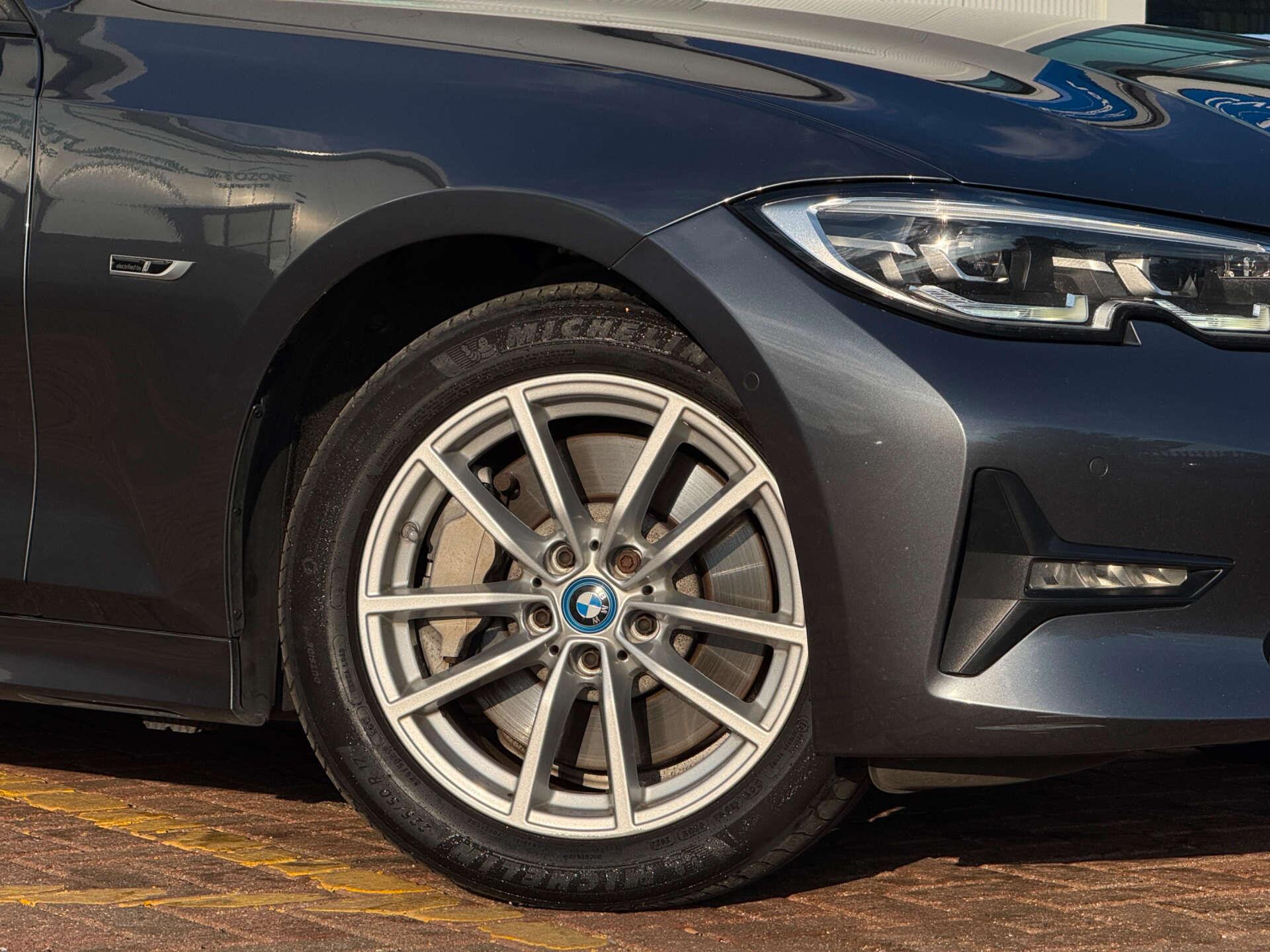 BMW 3 Series view 21