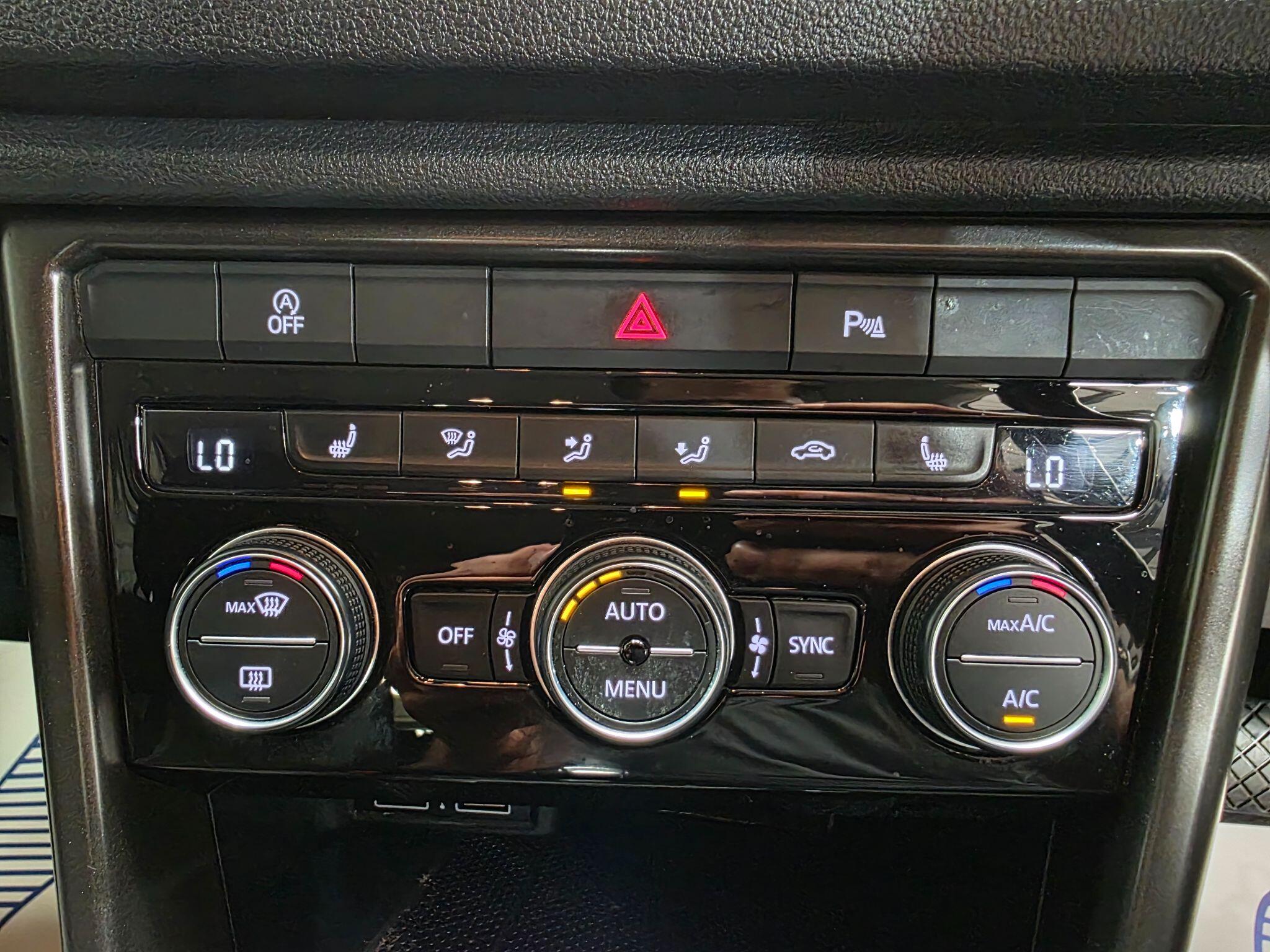 Volkswagen T-Roc view 9