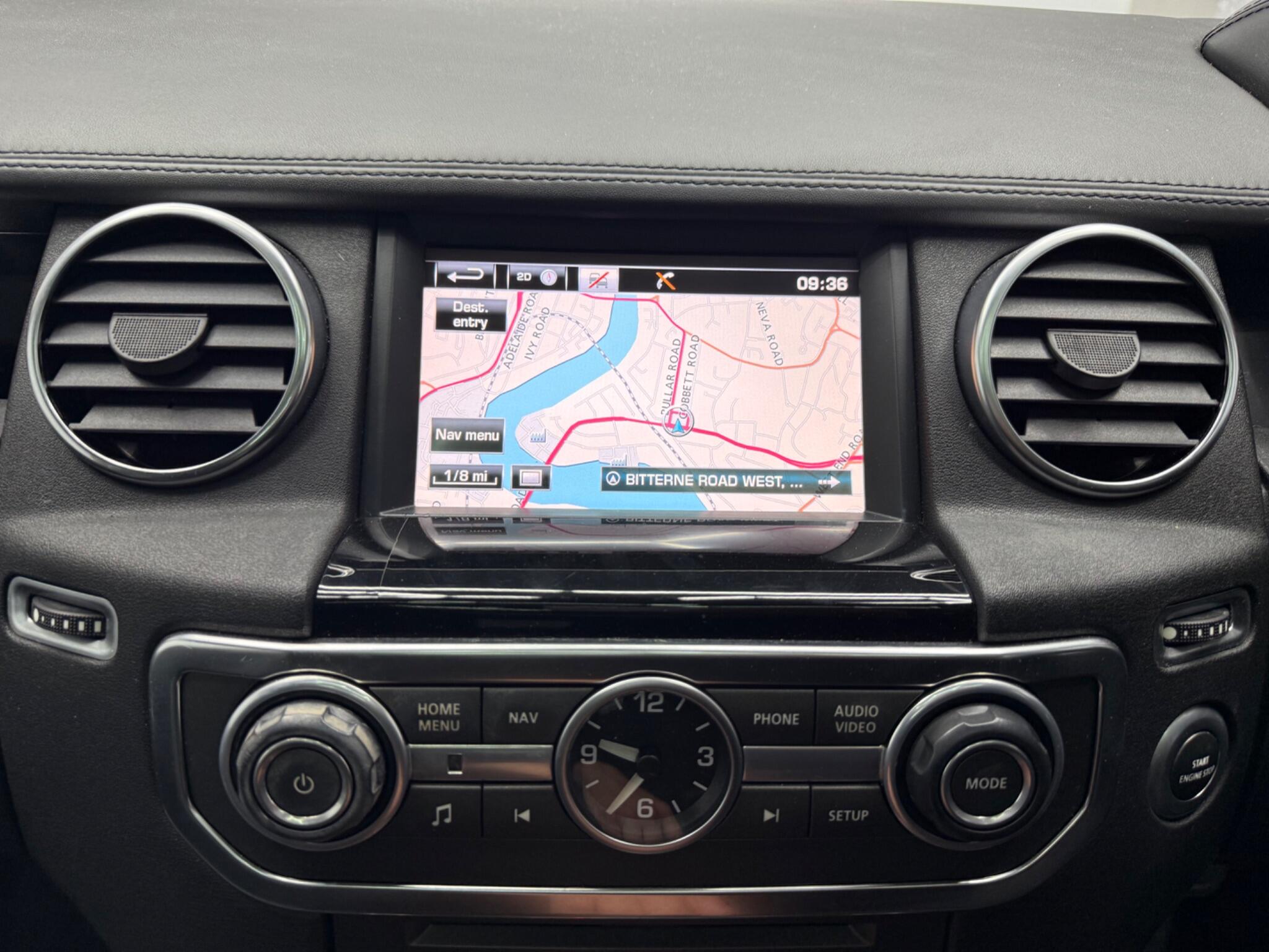 Land Rover Discovery 4 view 15