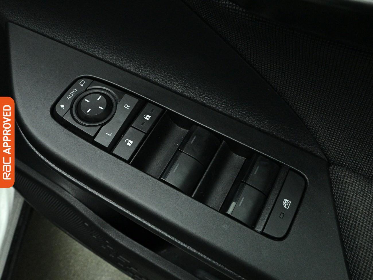 Toyota C-HR view 24