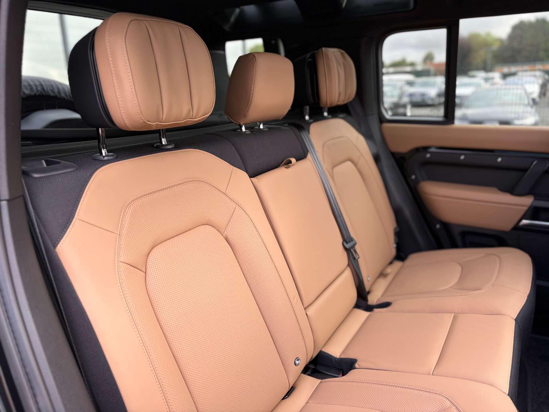 Land Rover Defender 110 view 30