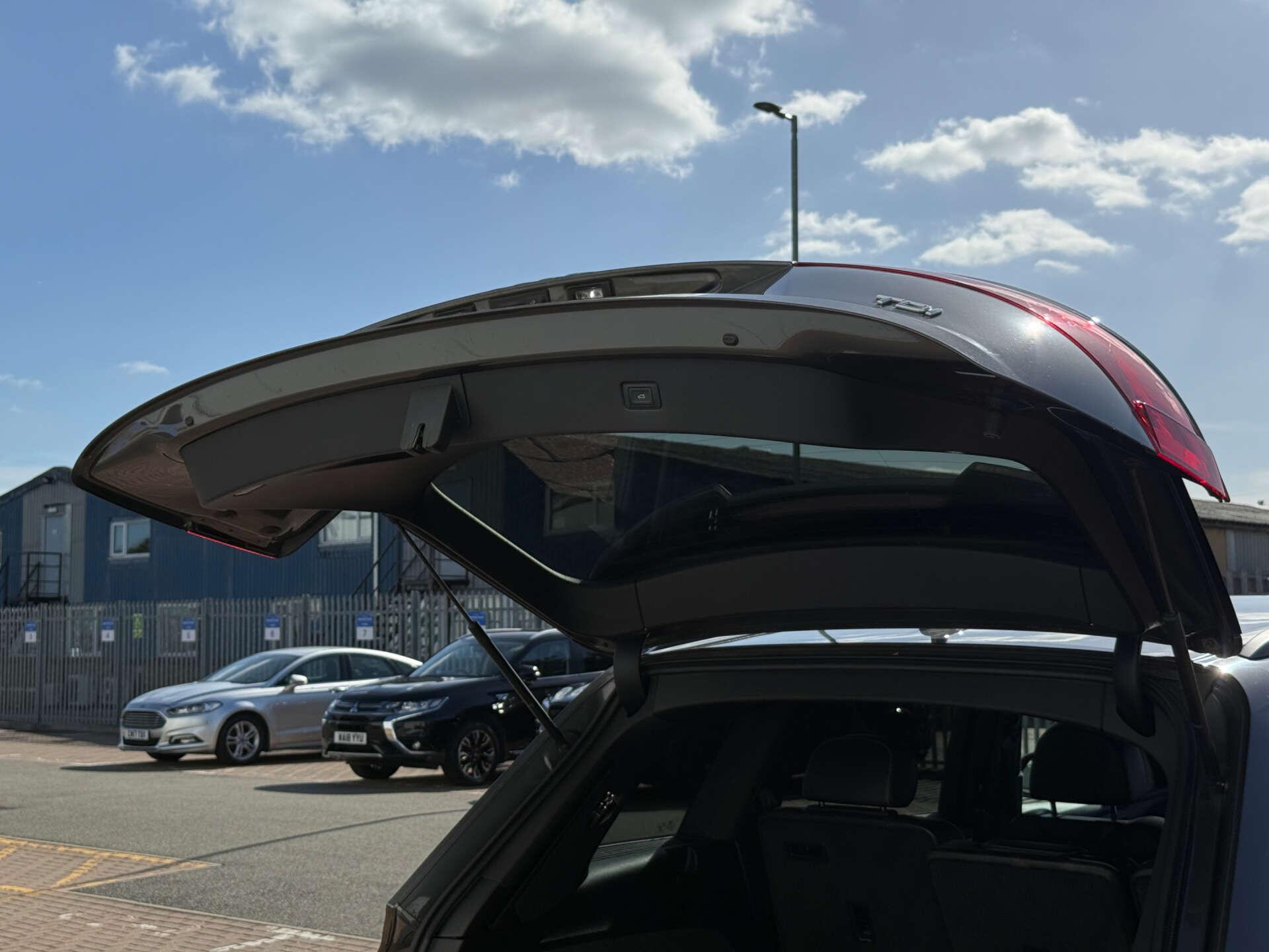 Audi SQ7 view 30