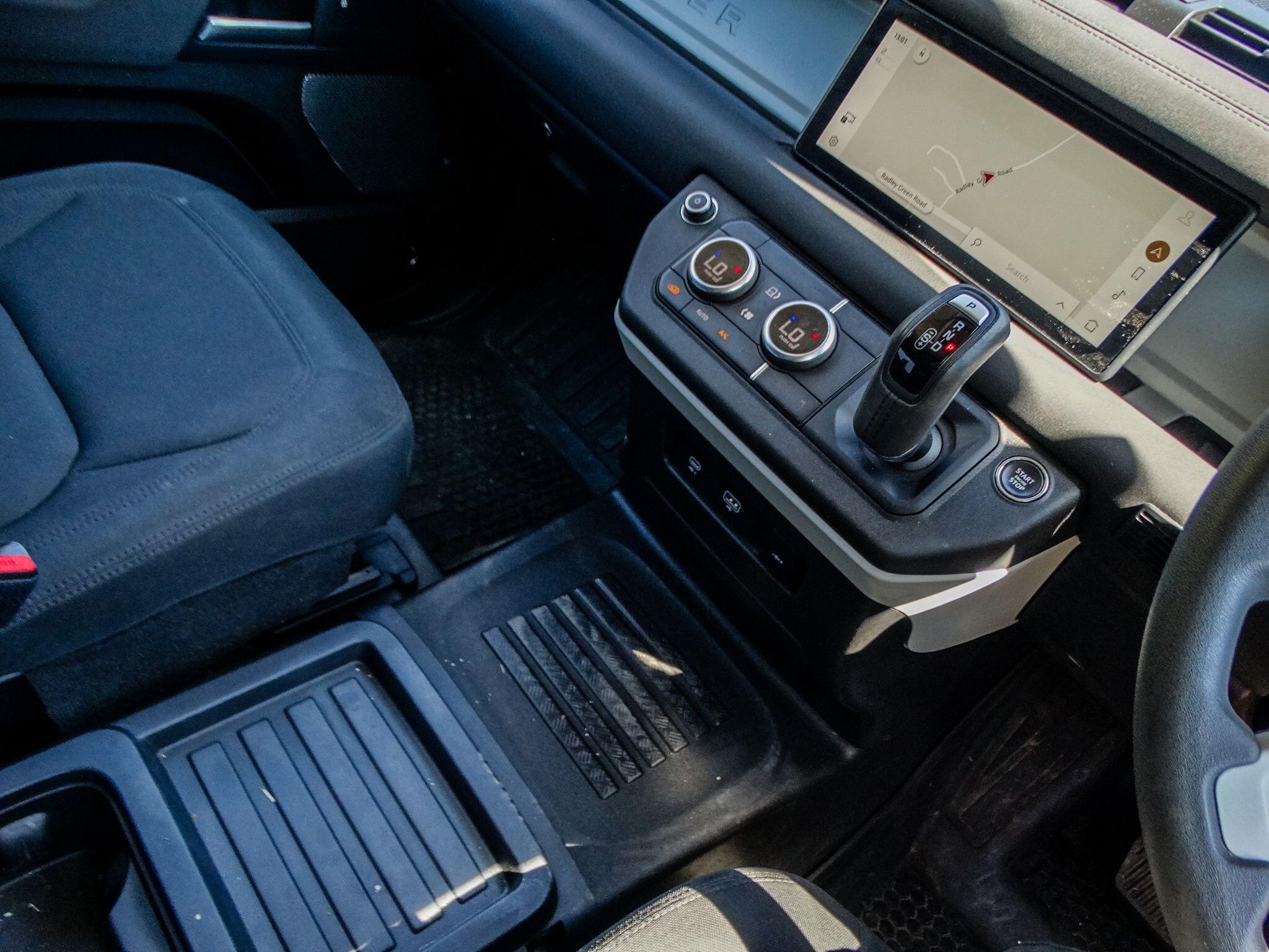 Land Rover Defender 90 view 6