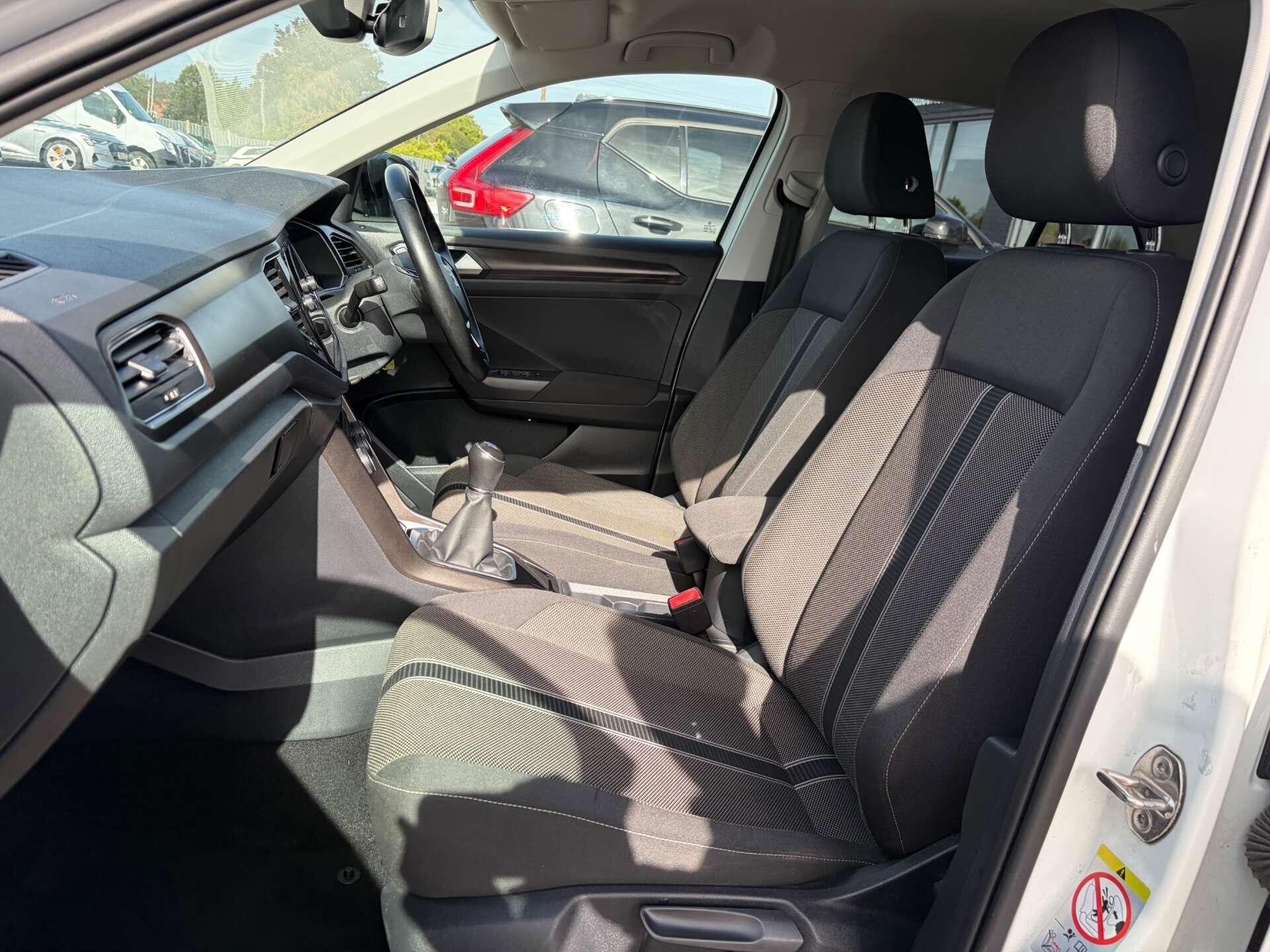 Volkswagen T-Roc view 15