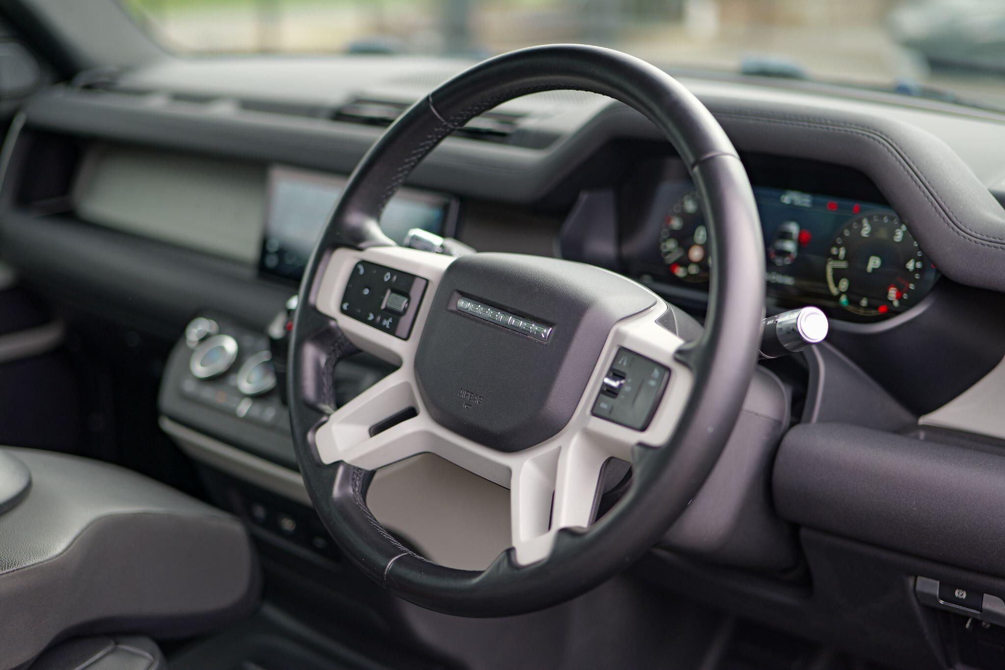 Land Rover Defender 90 view 15