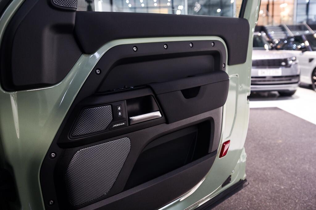 Land Rover Defender view 31