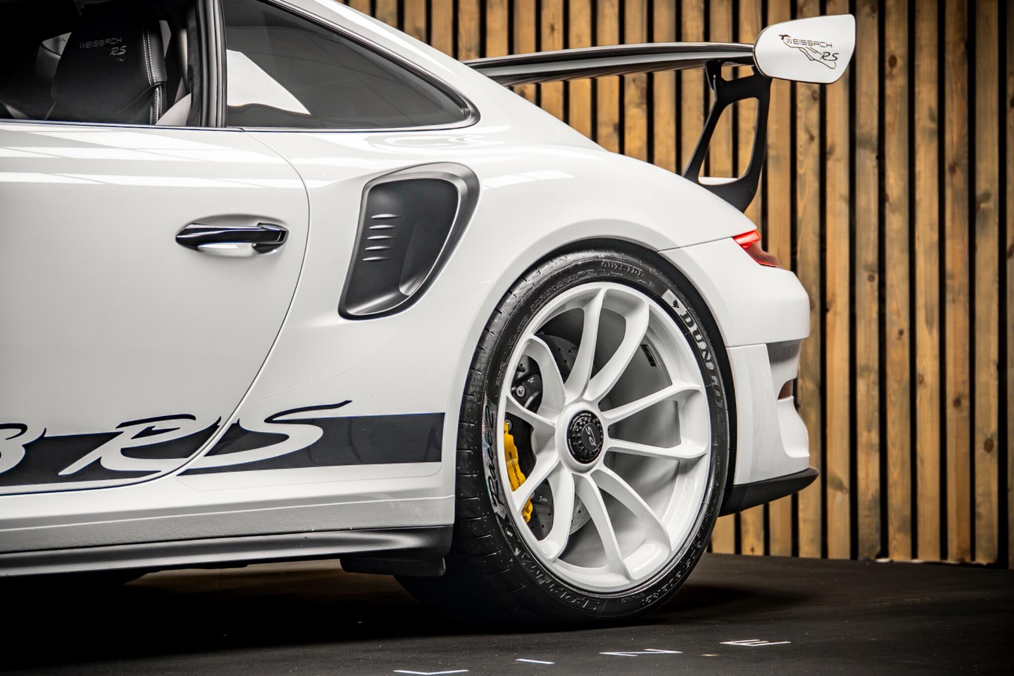Porsche 911 view 16