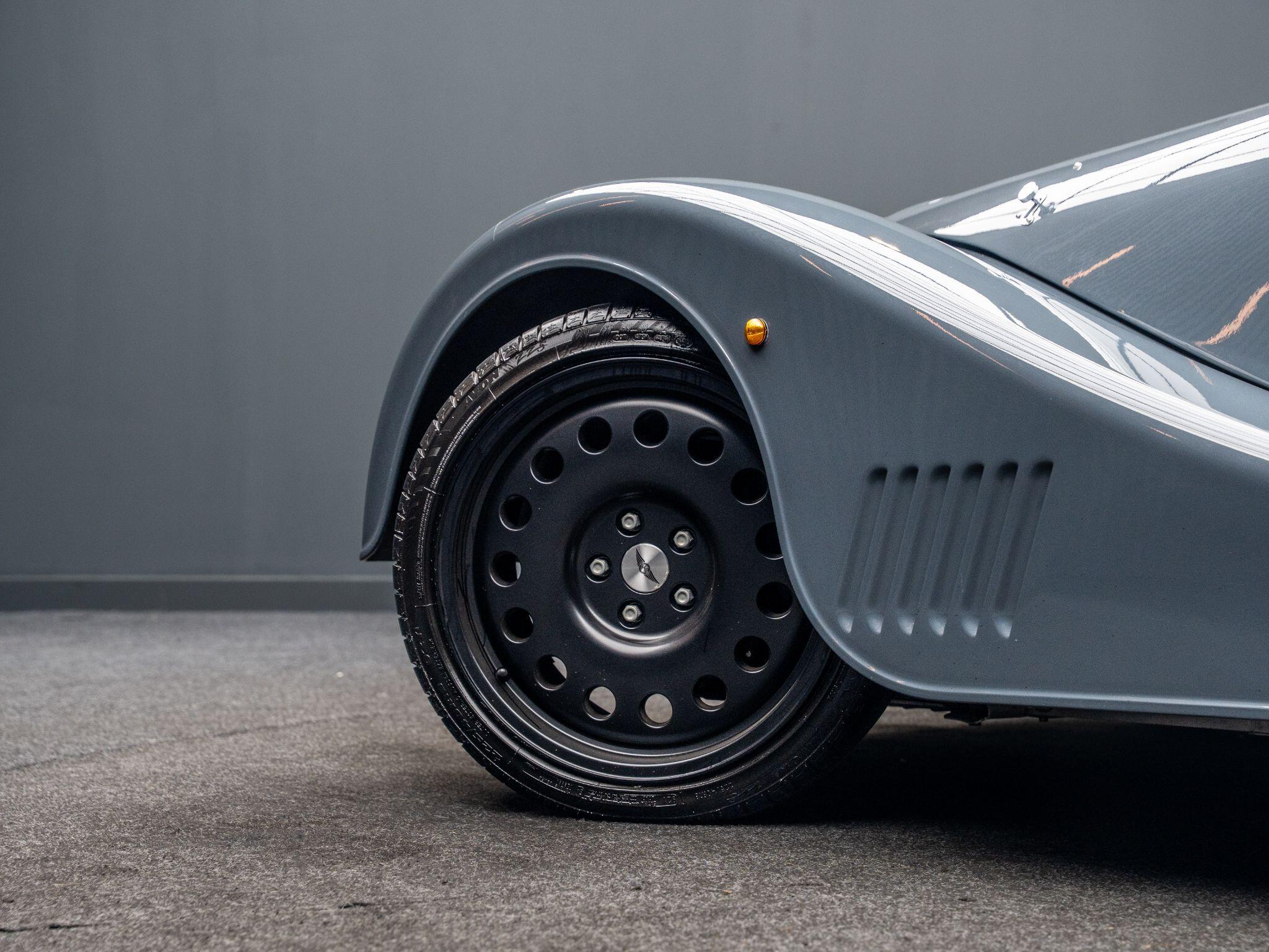 Morgan Plus SIX view 17