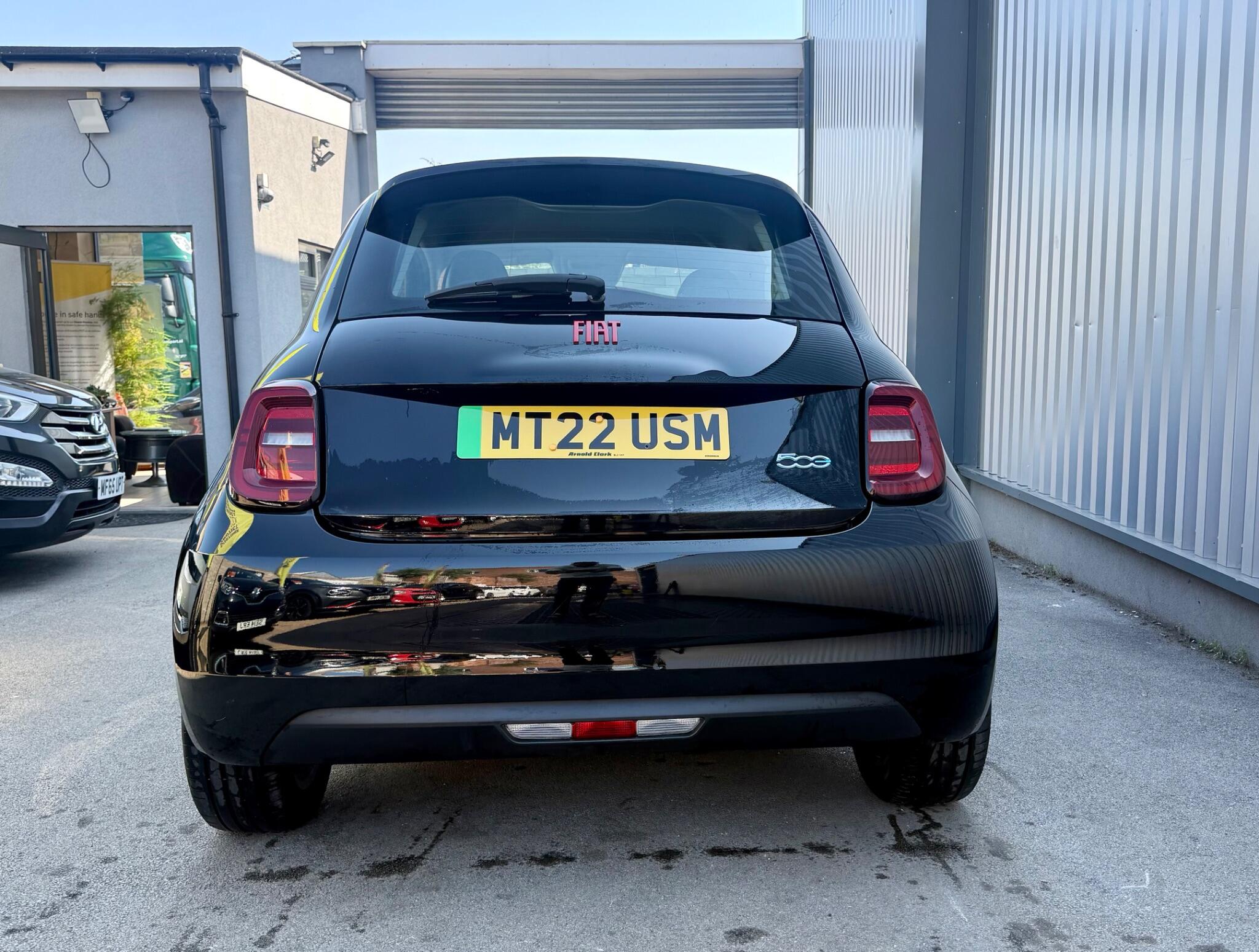 Fiat 500e view 4