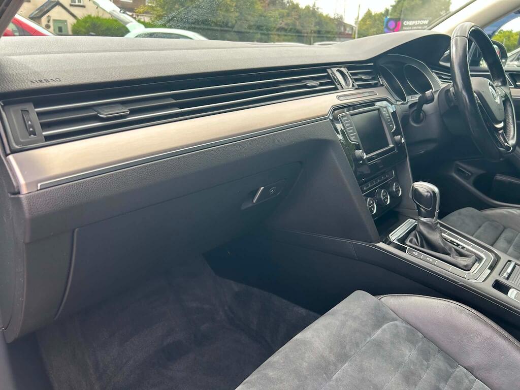 Volkswagen Passat view 19
