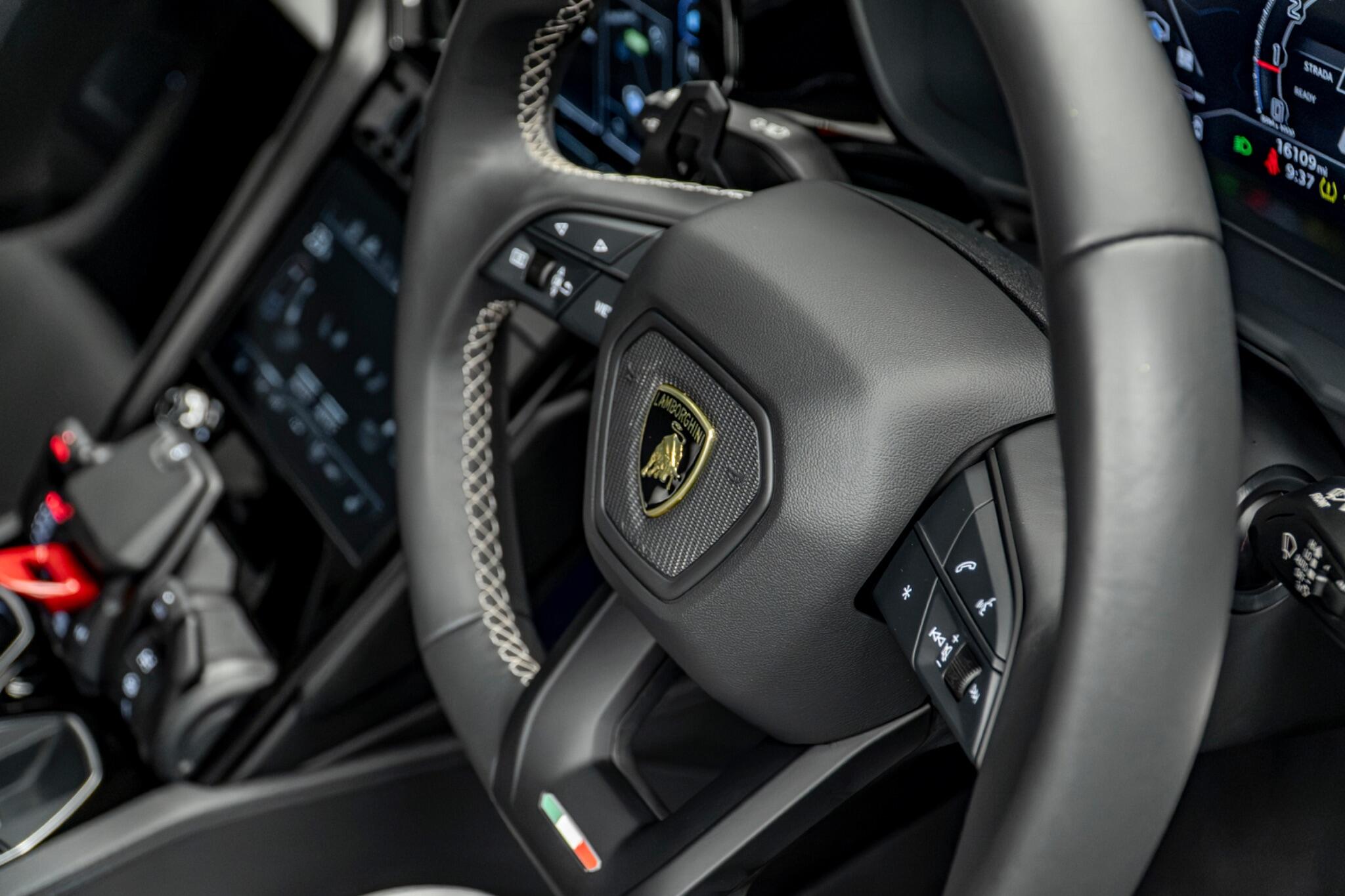 Lamborghini Urus view 32