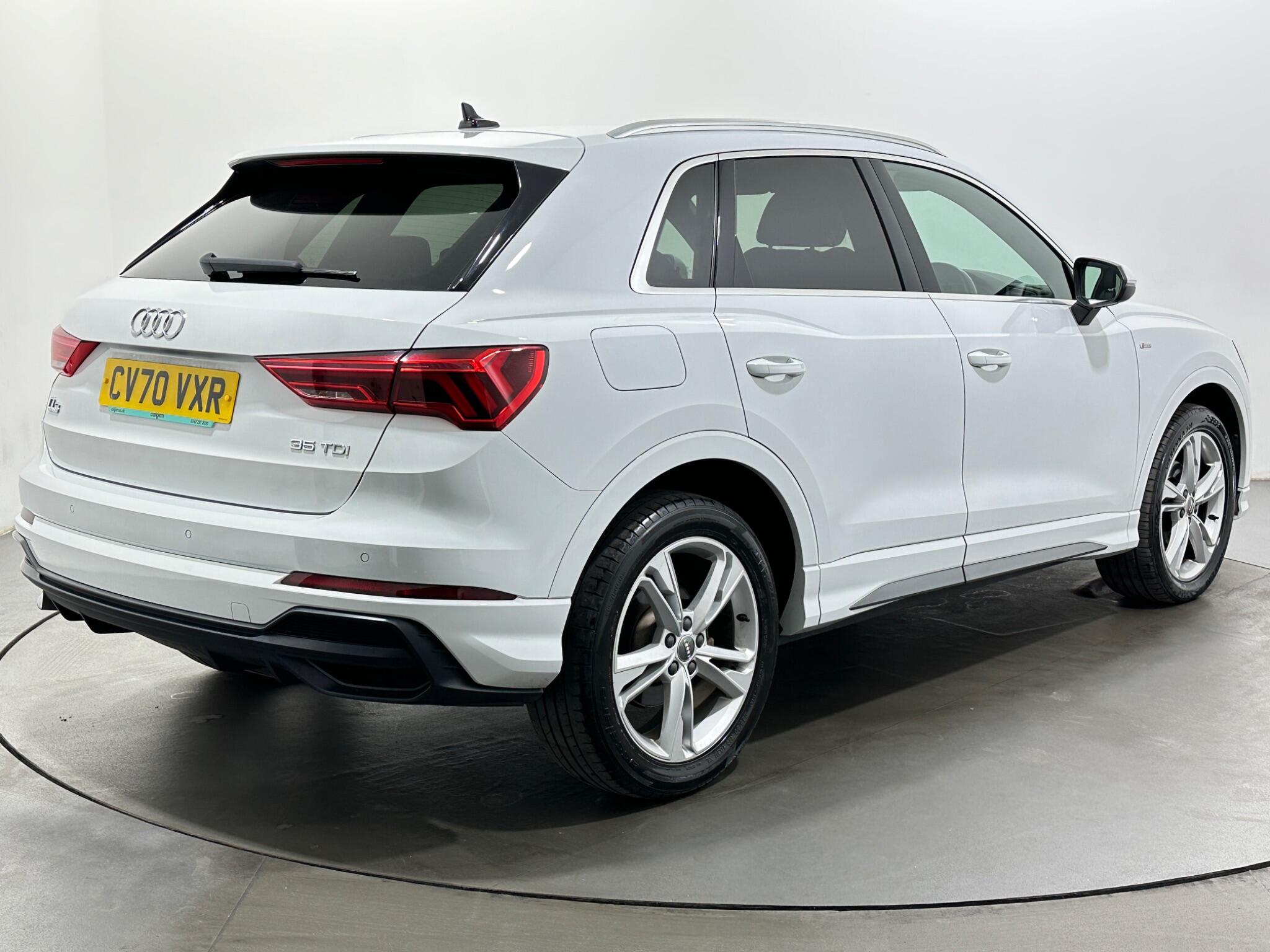 Audi Q3 view 8