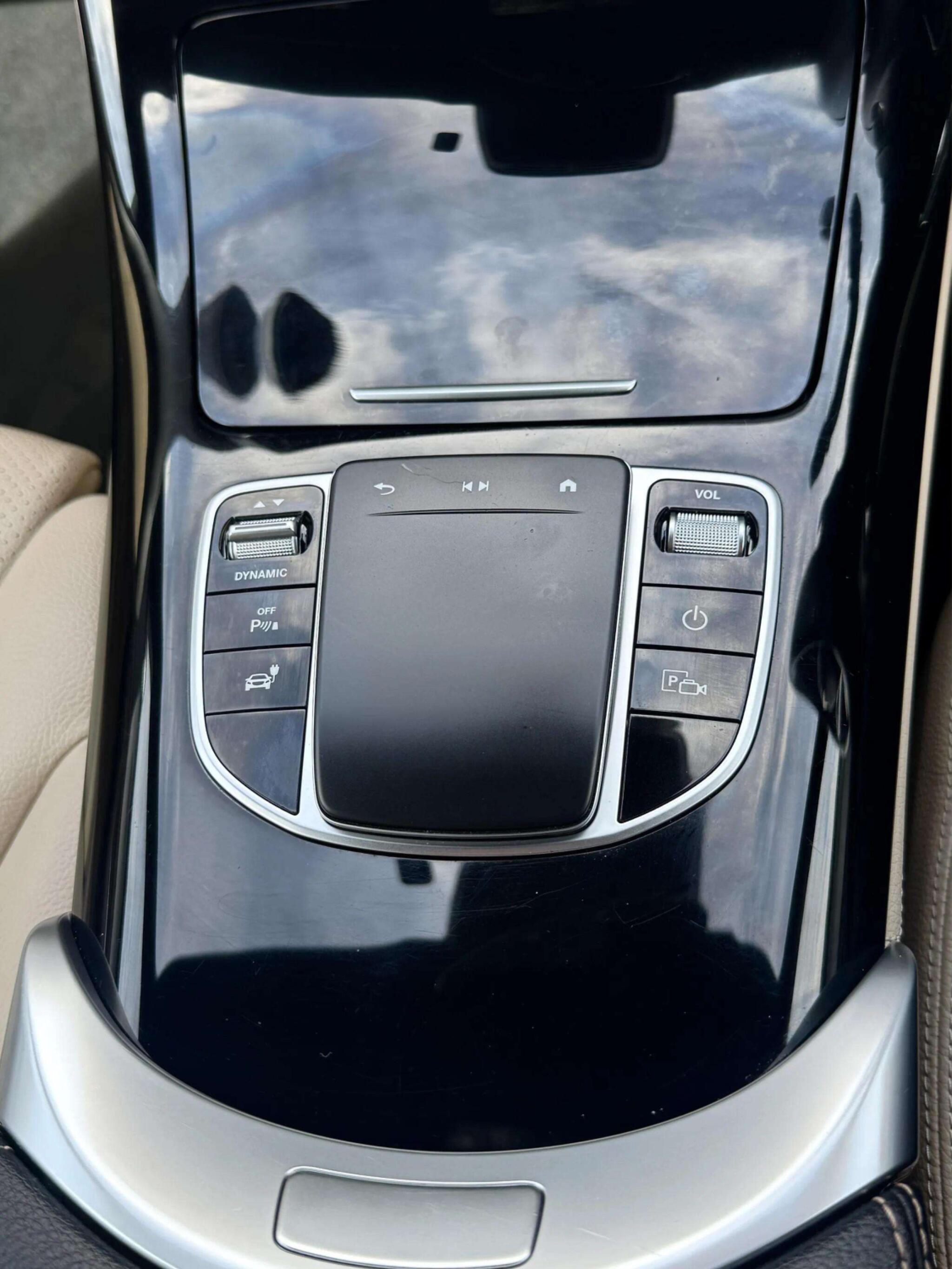 Mercedes-Benz EQC view 37
