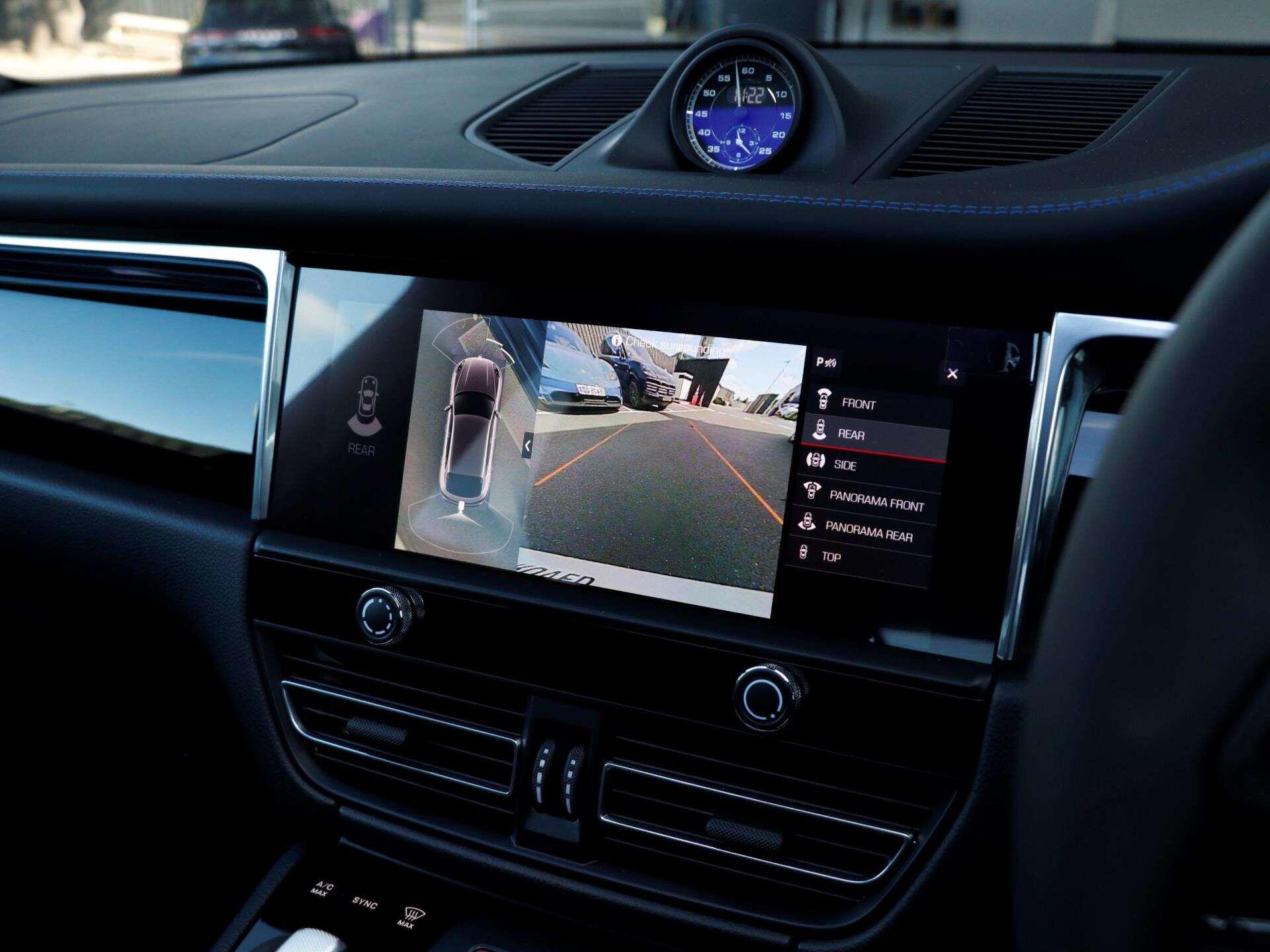 Porsche Macan view 16