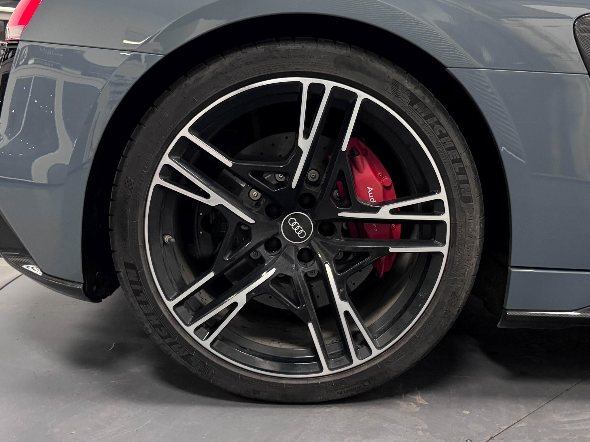 Audi R8 view 60