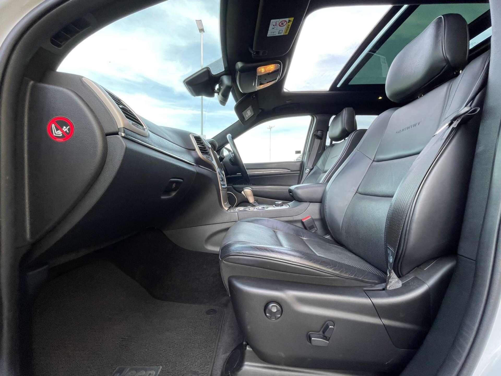 Jeep Grand Cherokee view 45