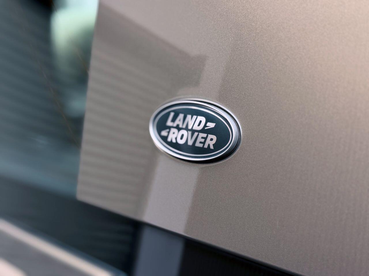 Land Rover Defender 110 view 21