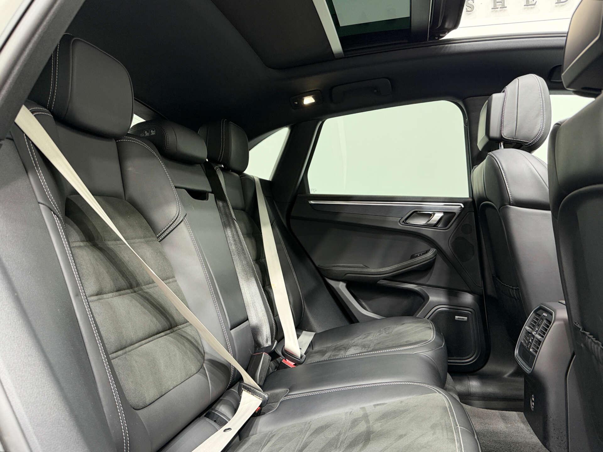 Porsche Macan view 12