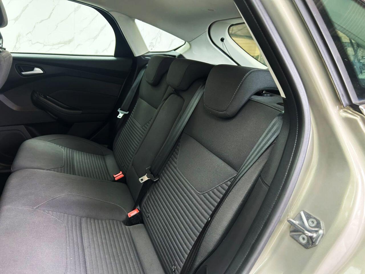 Ford Focus view 21