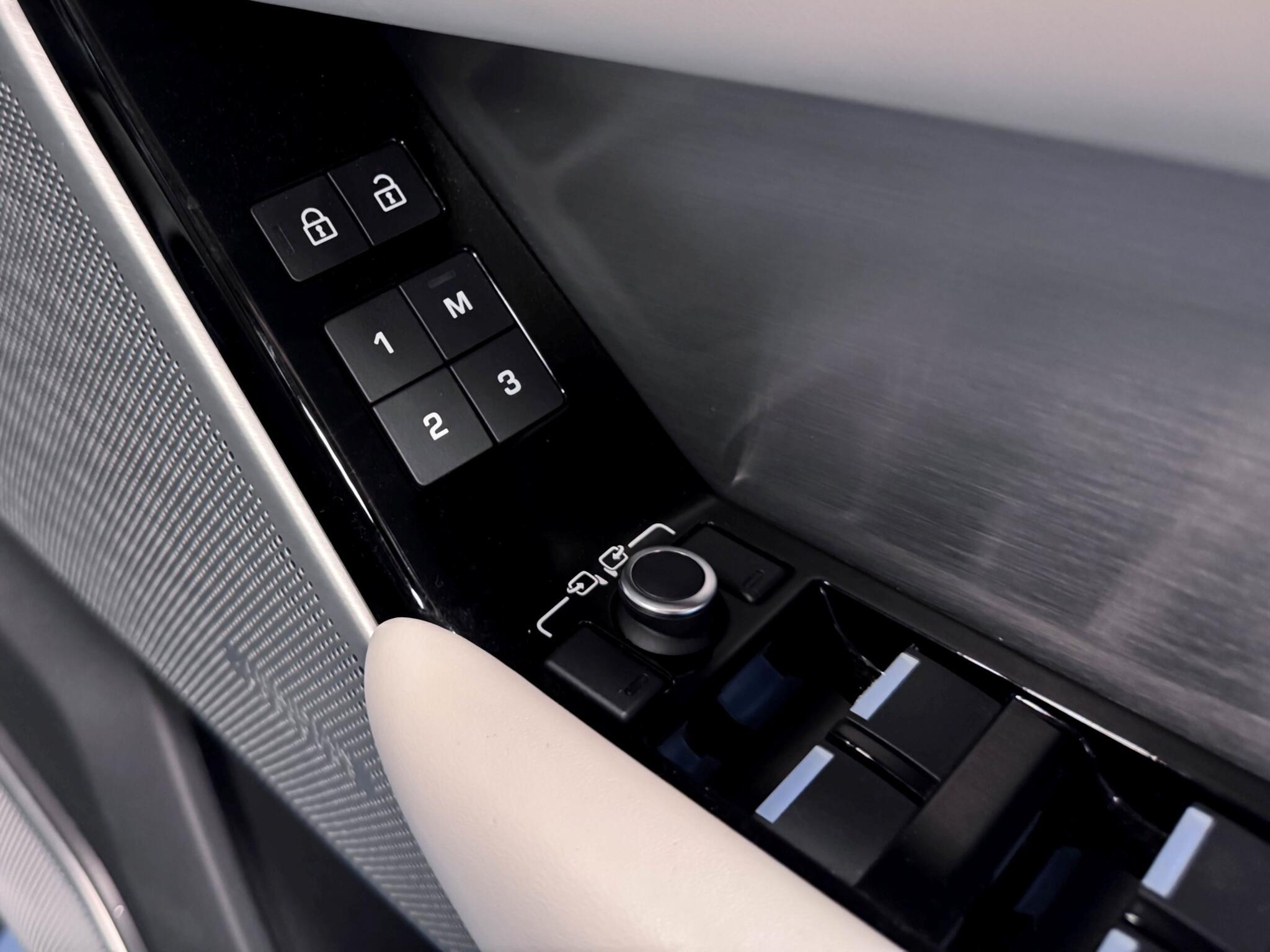 Land Rover Range Rover Velar view 24