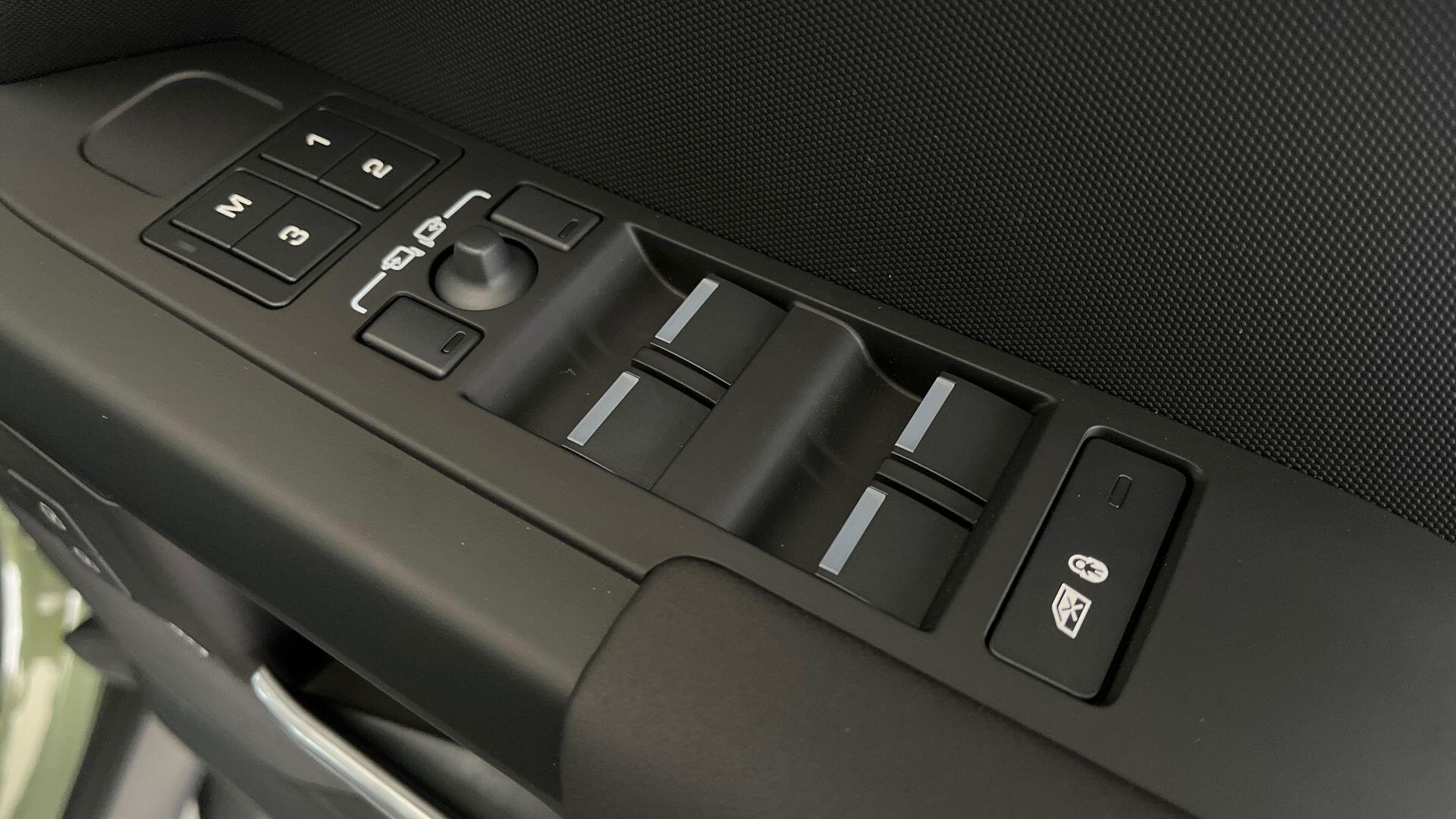 Land Rover Defender view 28