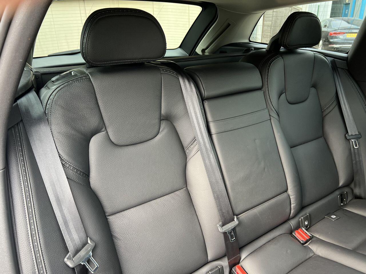 Volvo V90 Cross Country view 21