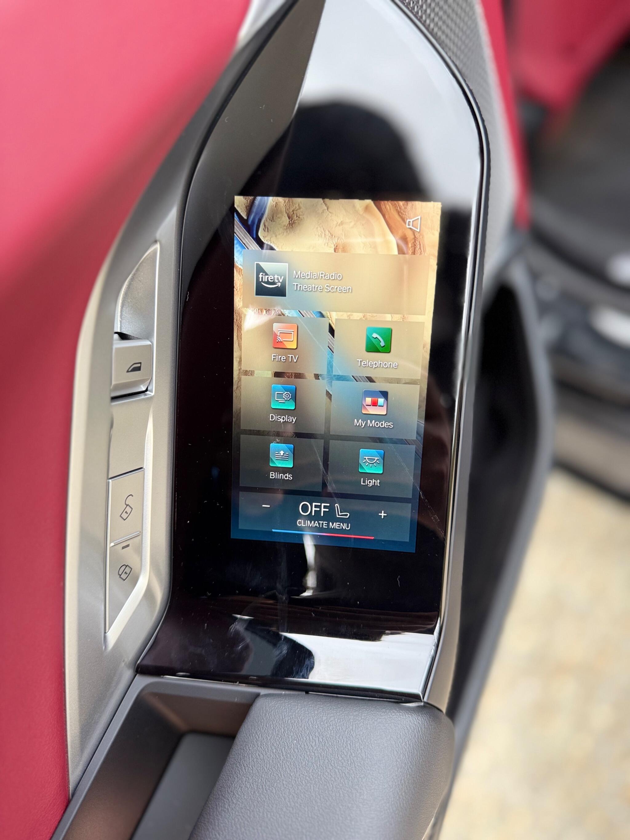 BMW 7 Series view 24