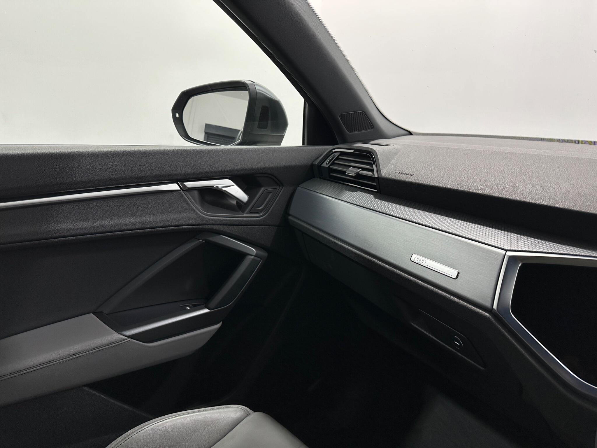Audi Q3 view 26